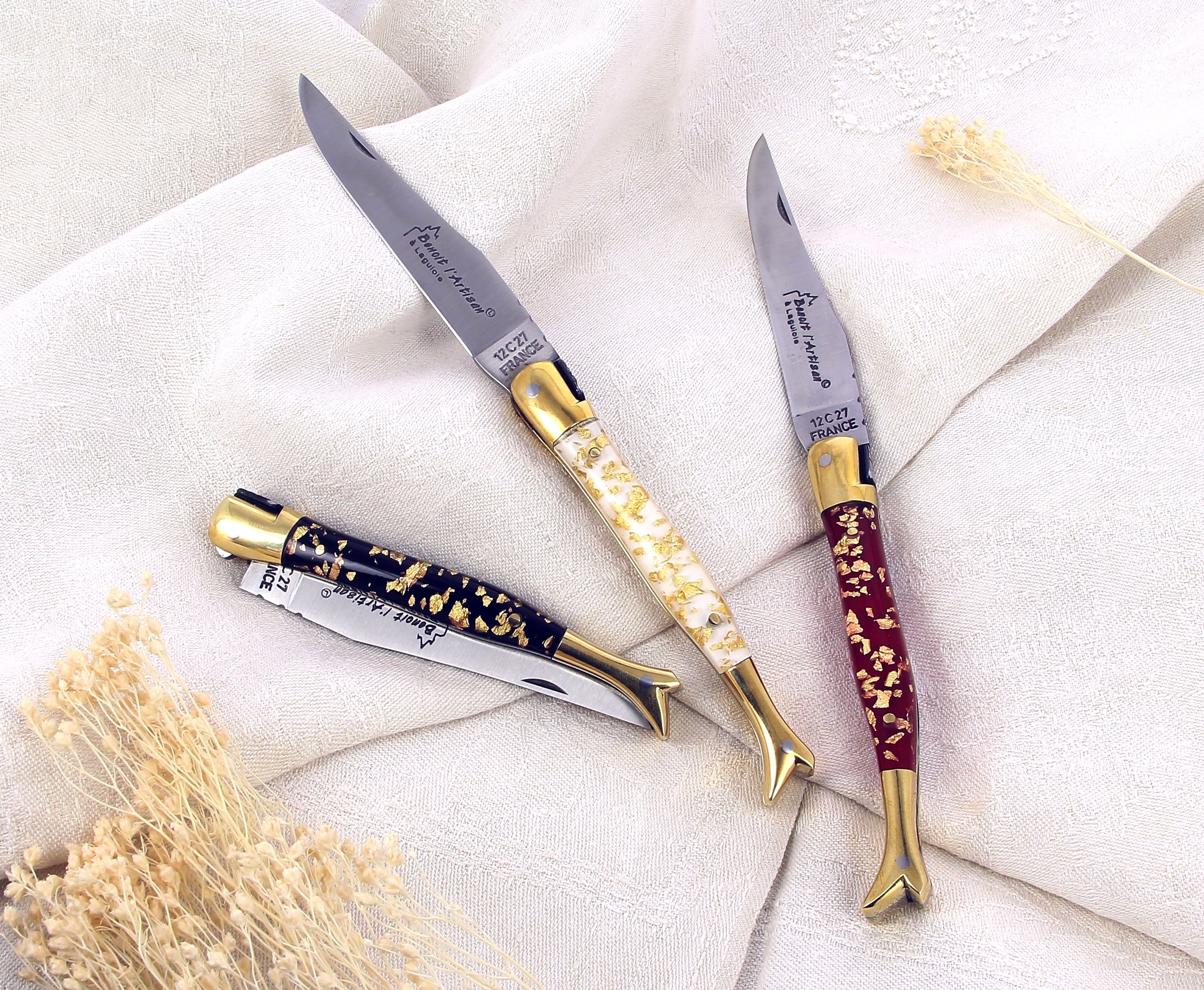 couteaux de Laguiole en resine inclusion feuilles d'or