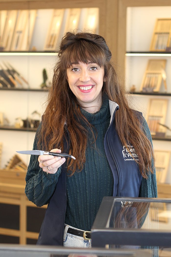 Amélie, couteau de Laguiole pliant avec manche de 11 cm en corne de vache Aubrac, lame Damas
