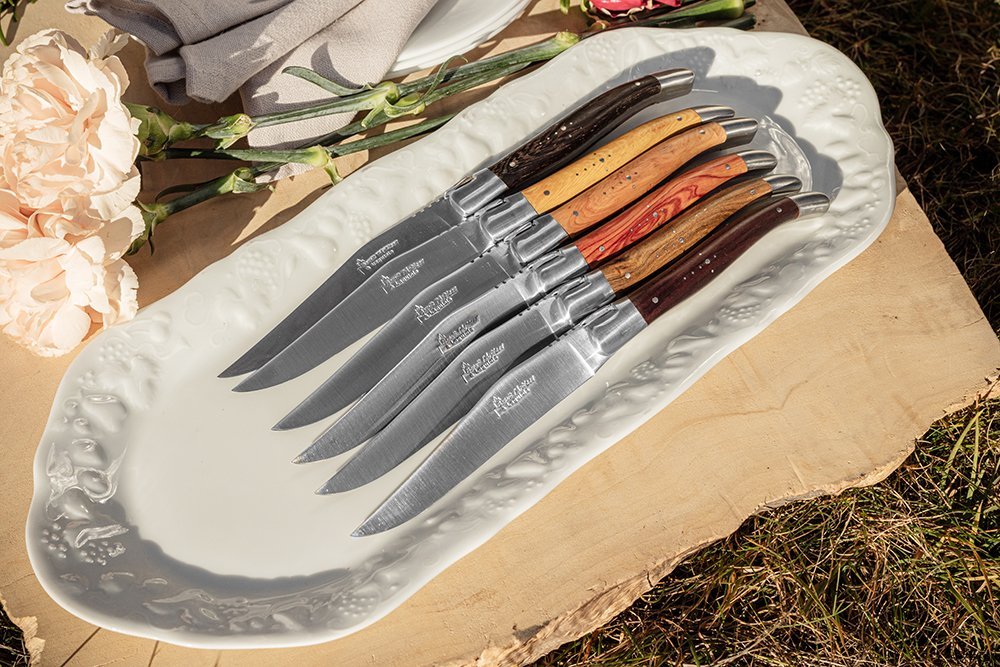 Coffret de 6 couteaux de table de Laguiole, manche en bois du monde, mitres inox brossées