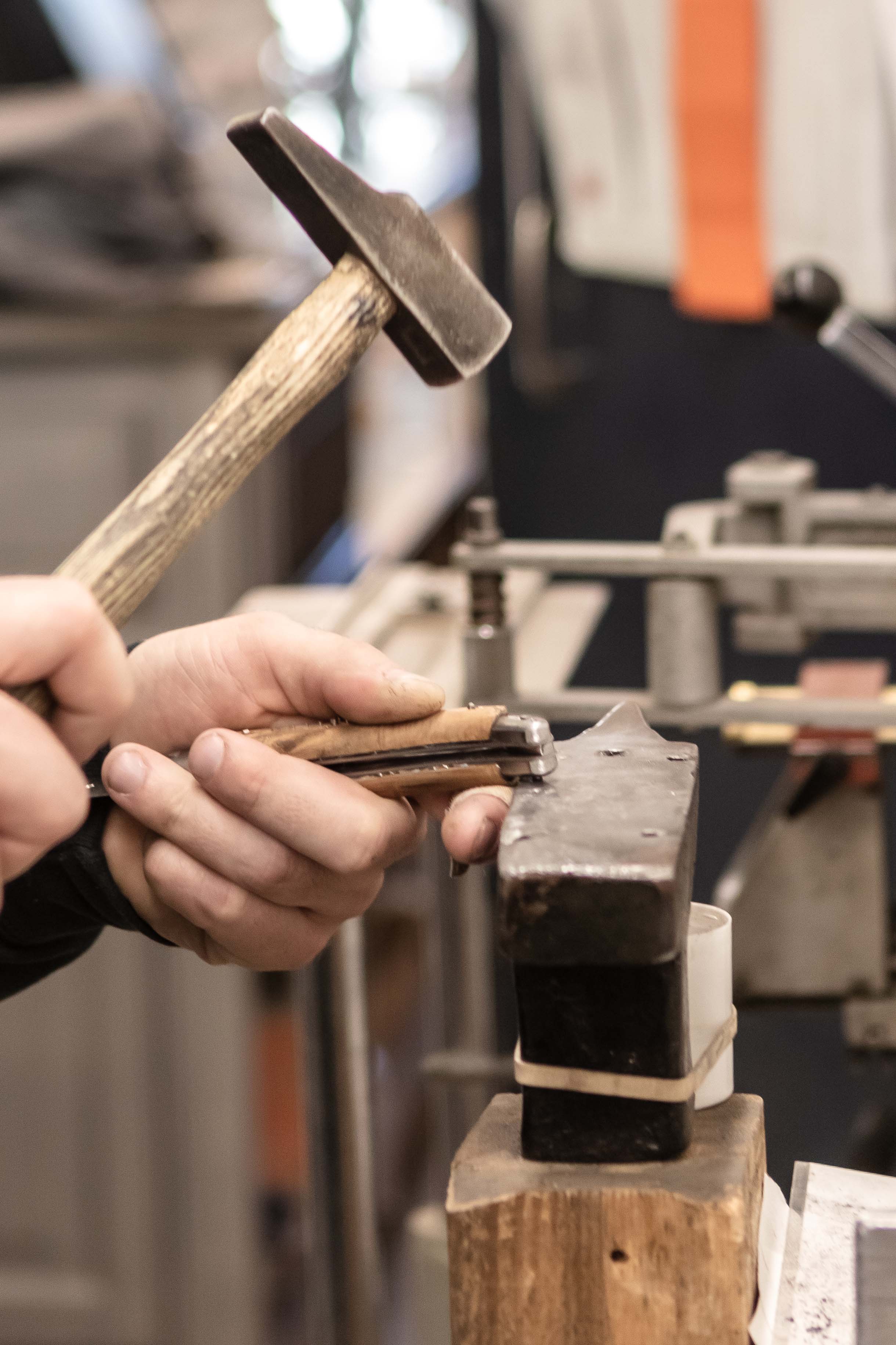 Rivetage du manche d'un couteau de Laguiole