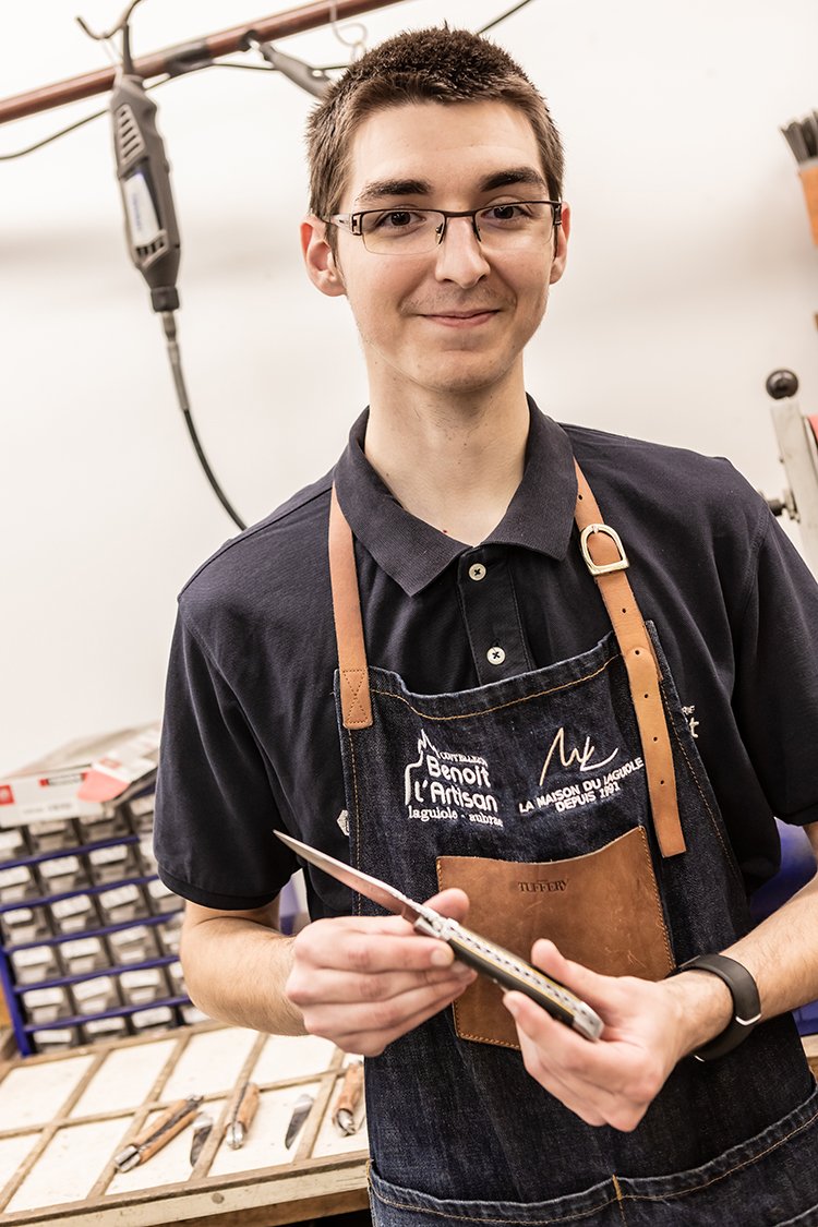 David, couteau de Laguiole pliant, manche en fibre de carbone, intercalaires jaunes, fait main