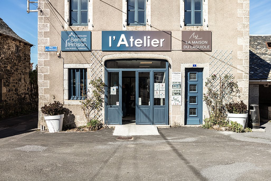 Atelier de fabrication artisanale de couteaux de Laguiole Benoit l'Artisan, village de Laguiole (Aveyron)