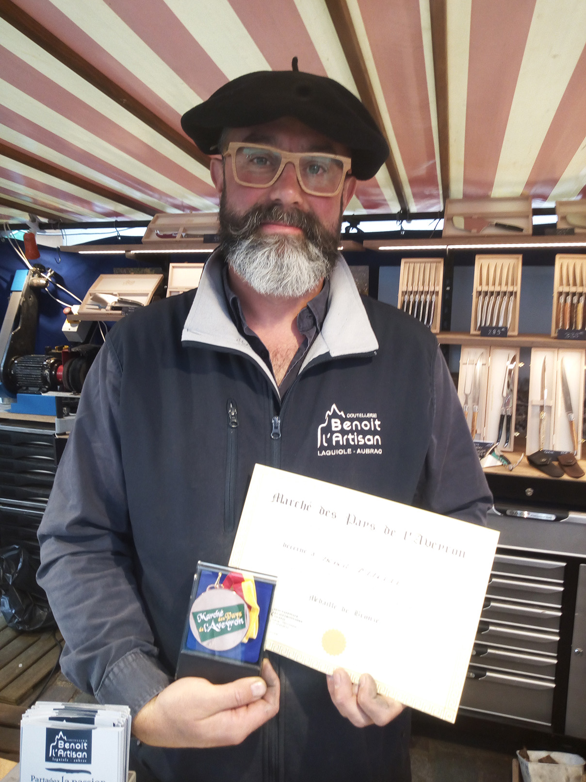 Benoit l'artisan au marché des pays de l'aveyron