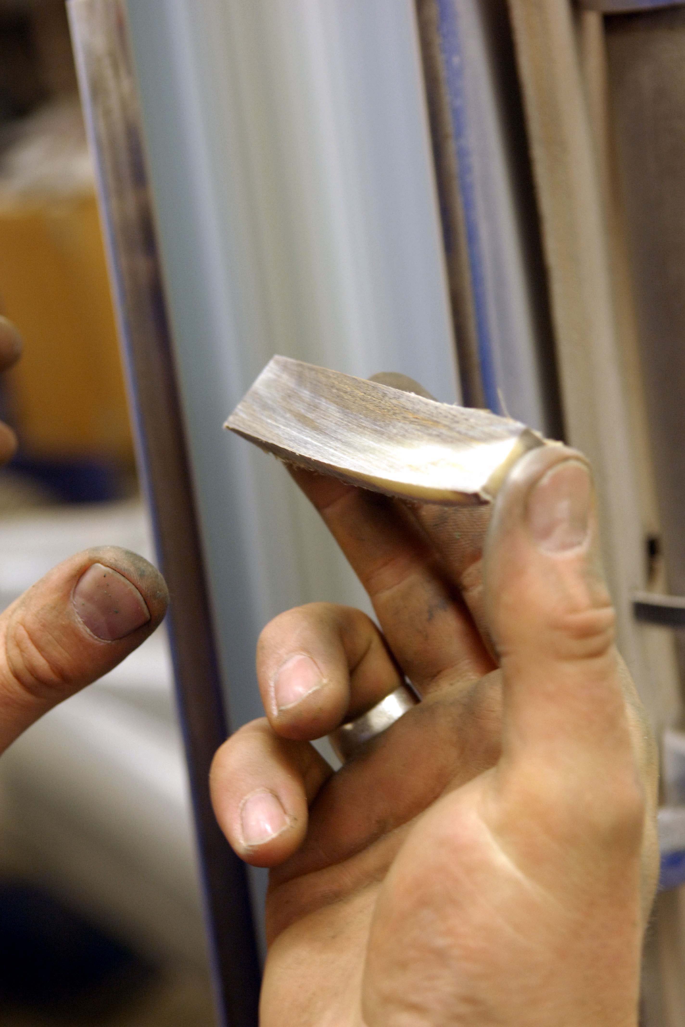 ajustage d'une pièce de manche de couteau