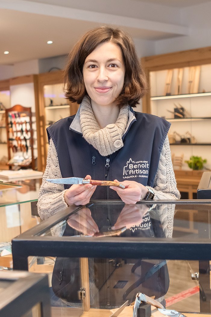 Anne-Sophie, couteau de Laguiole pliant, manche en loupe d'Amboine, lame Damas, fait main