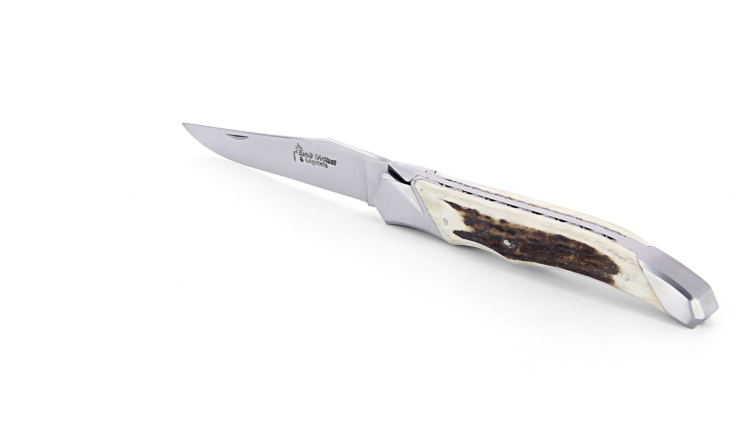 Laguiole Tribal pliant 12 cm, platines guillochées, manche en bois de cerf, mitres inox brossées