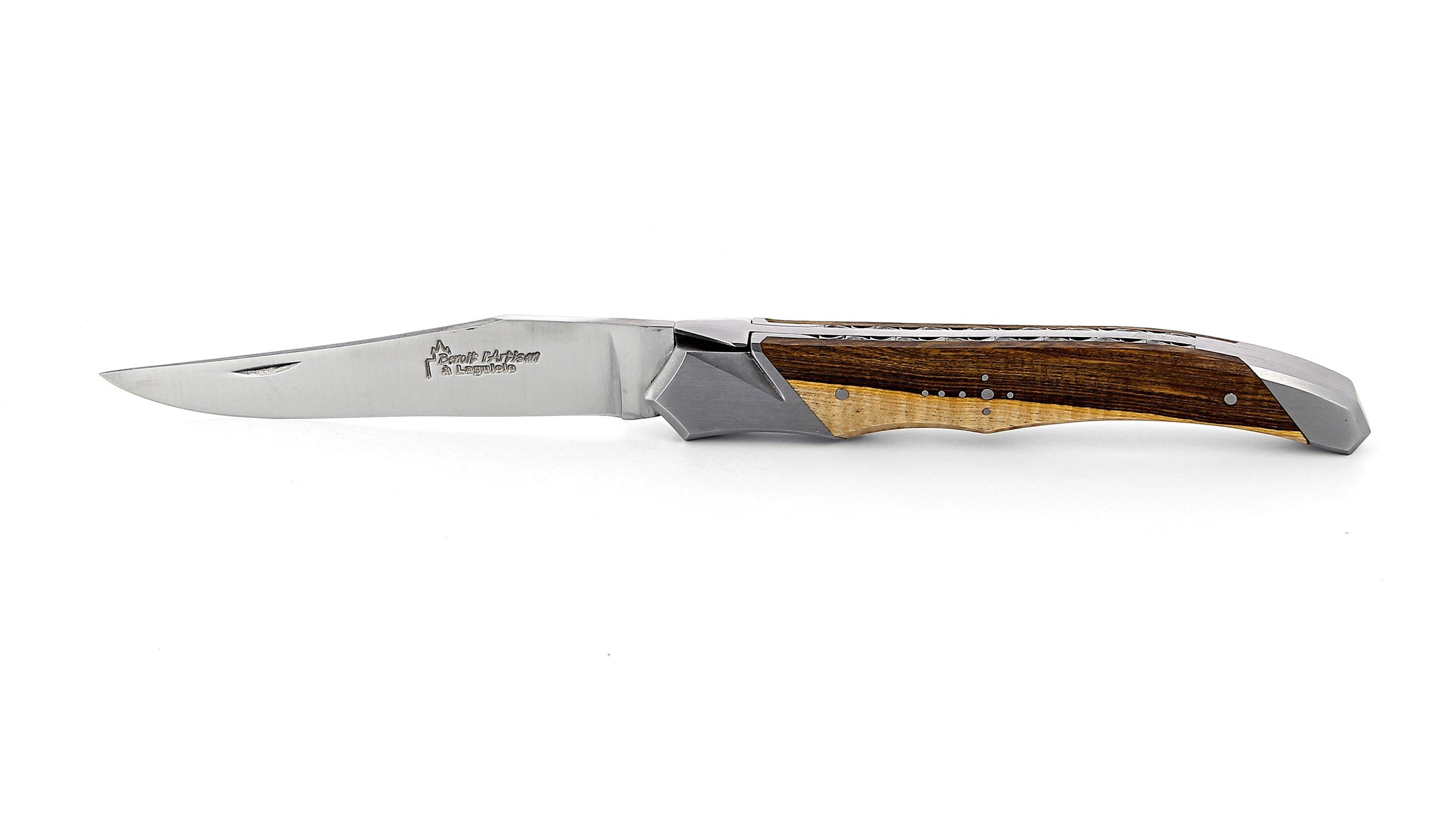 Laguiole Tribal pliant 12 cm, platines guillochées, manche en pistachier, mitres inox brossées