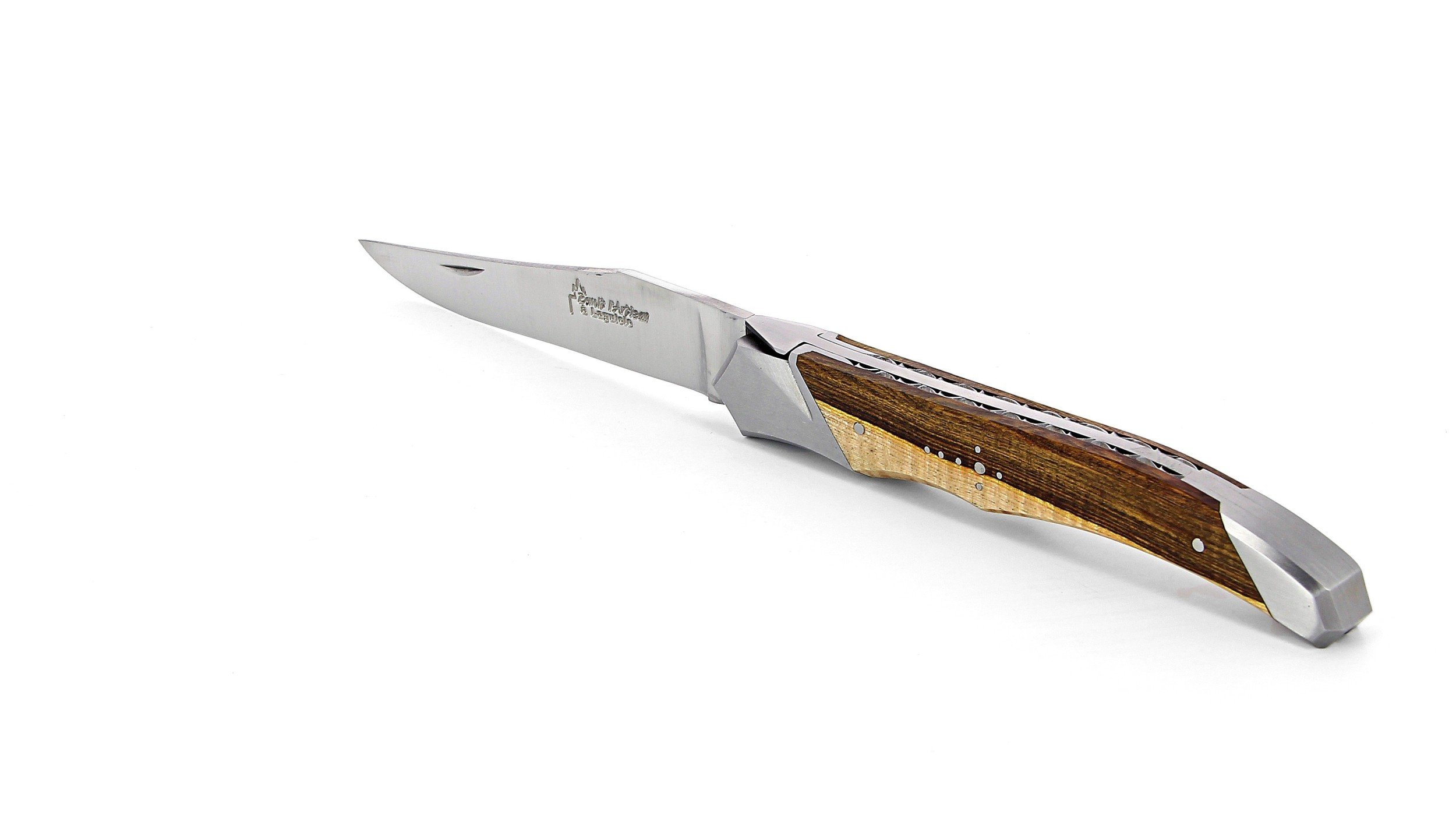 Laguiole Tribal pliant 12 cm, platines guillochées, manche en pistachier, mitres inox brossées
