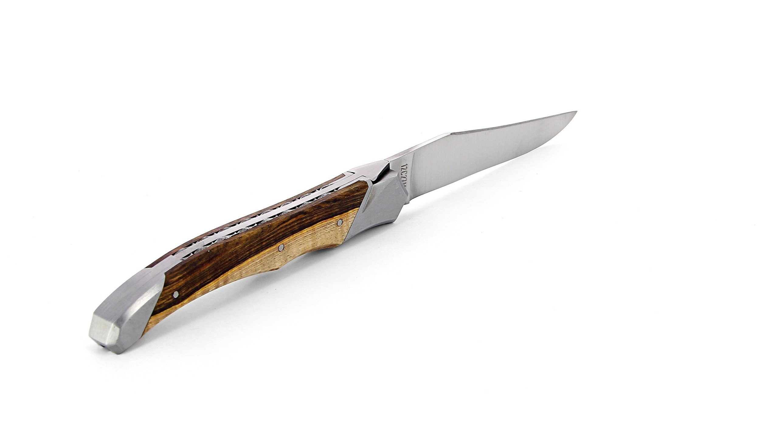 Laguiole Tribal pliant 12 cm, platines guillochées, manche en pistachier, mitres inox brossées