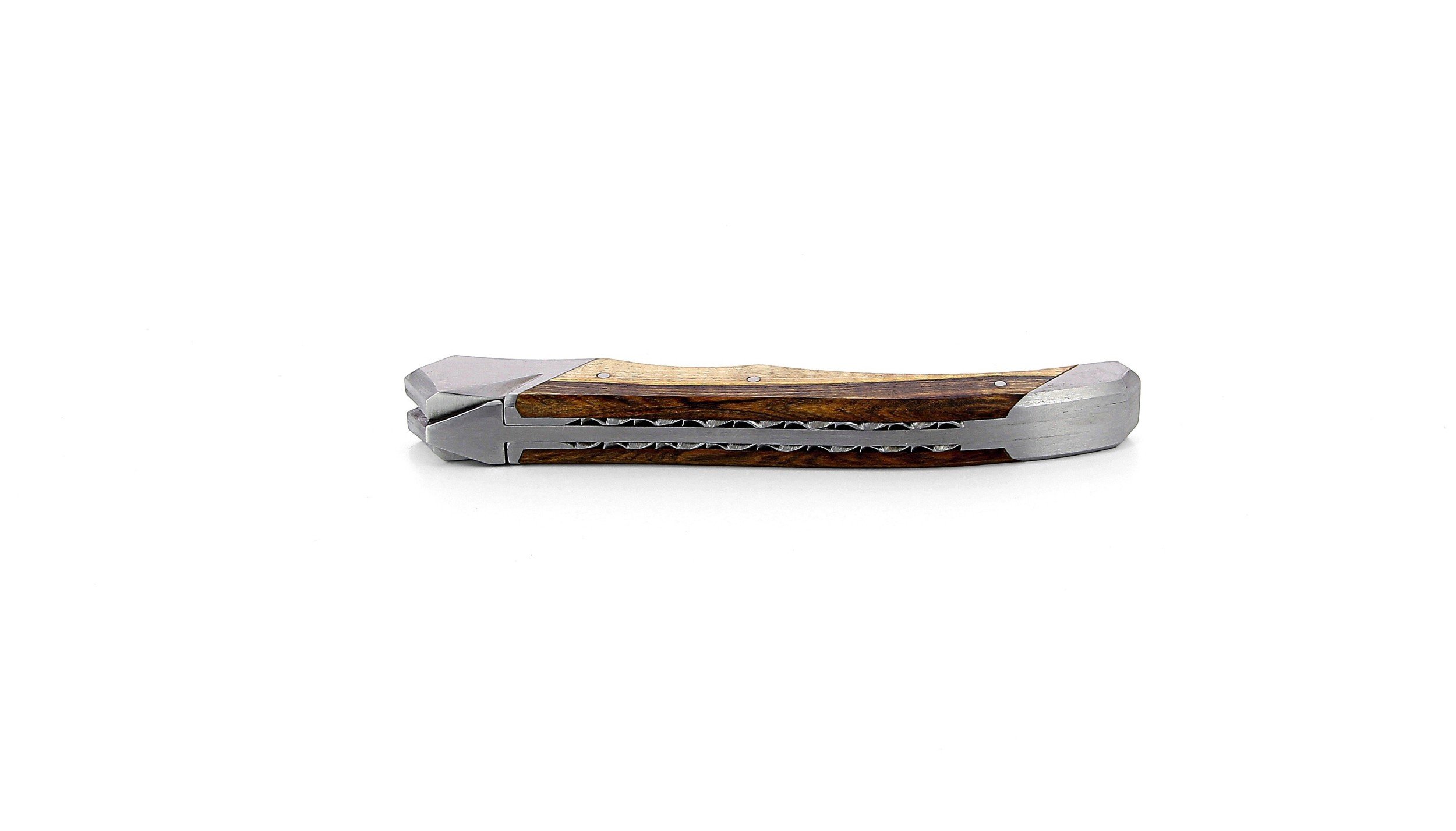Laguiole Tribal pliant 12 cm, platines guillochées, manche en pistachier, mitres inox brossées