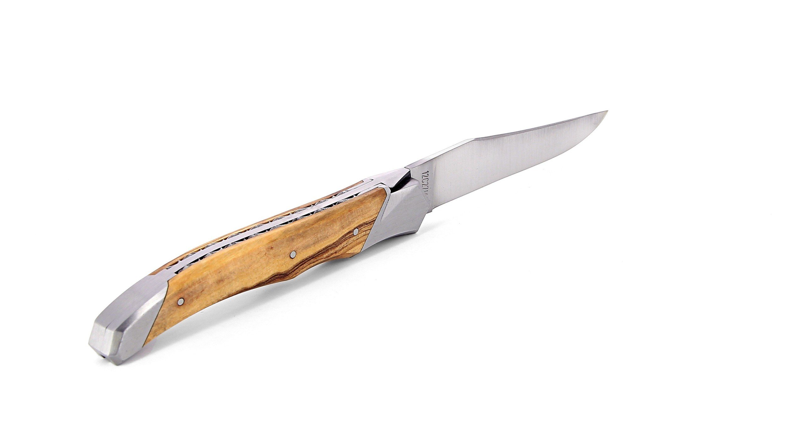 Laguiole Tribal pliant 12 cm, platines guillochées, manche en olivier, mitres inox brossées