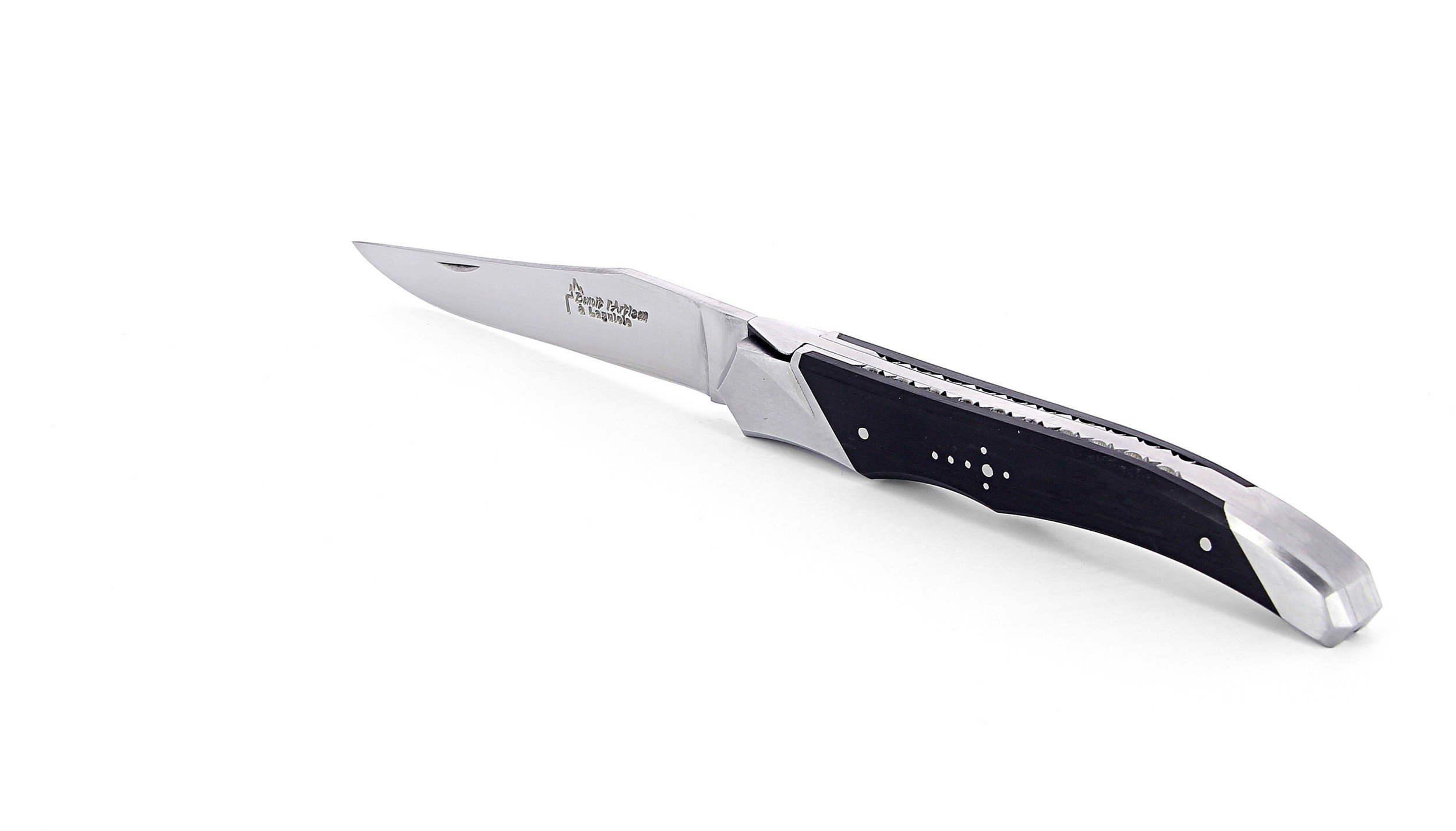 Laguiole Tribal pliant 12 cm, platines guillochées, manche en ébène, mitres inox brossées