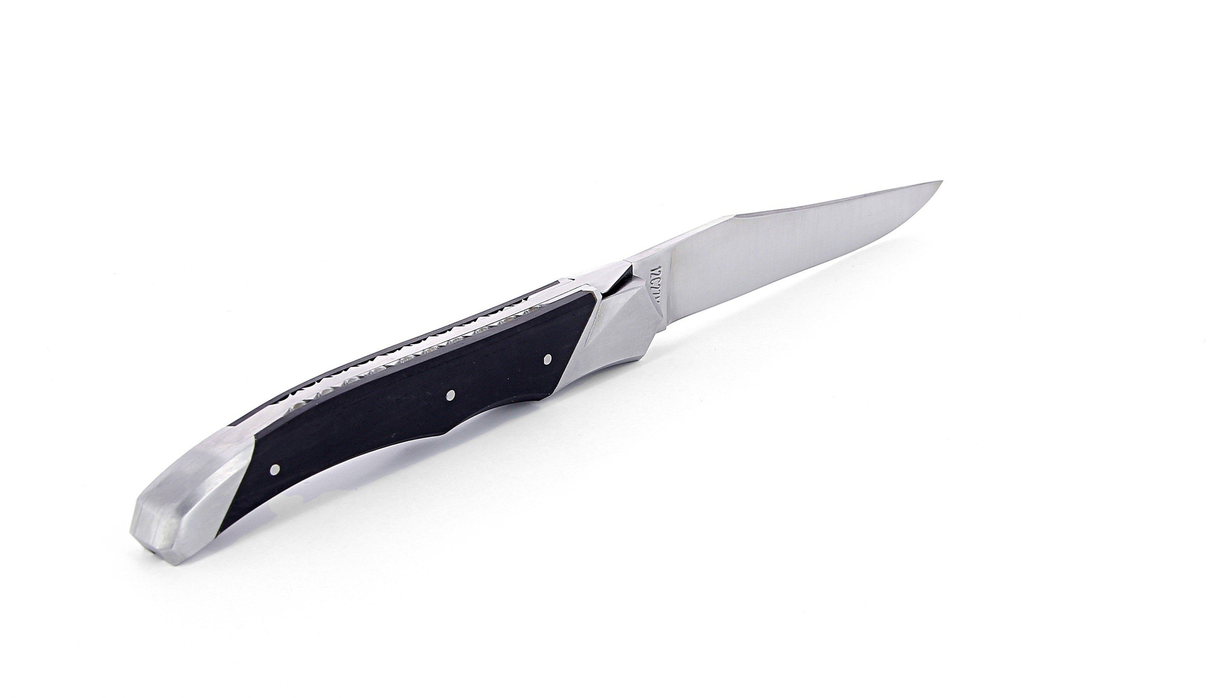 Laguiole Tribal pliant 12 cm, platines guillochées, manche en ébène, mitres inox brossées