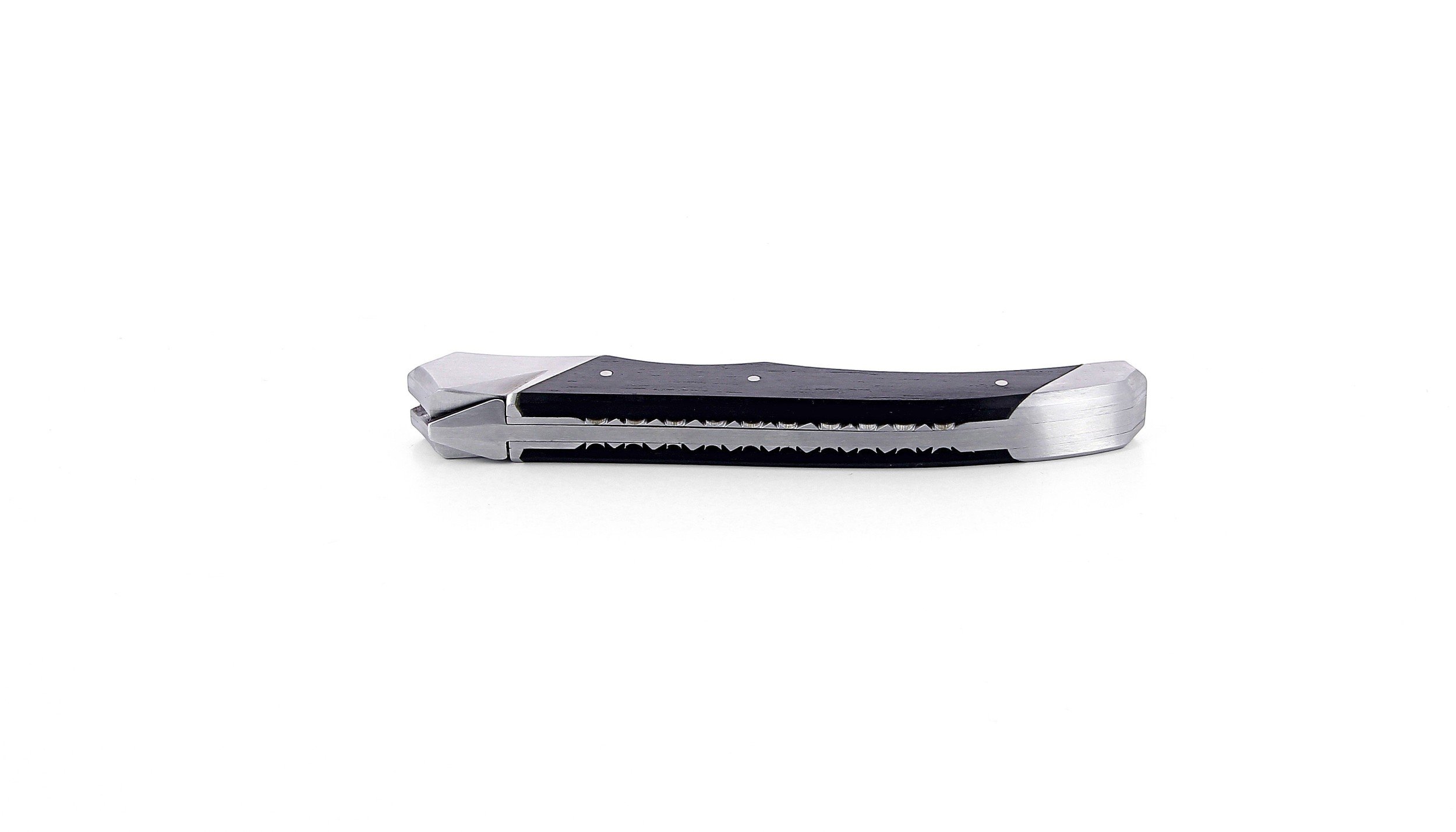 Laguiole Tribal pliant 12 cm, platines guillochées, manche en ébène, mitres inox brossées