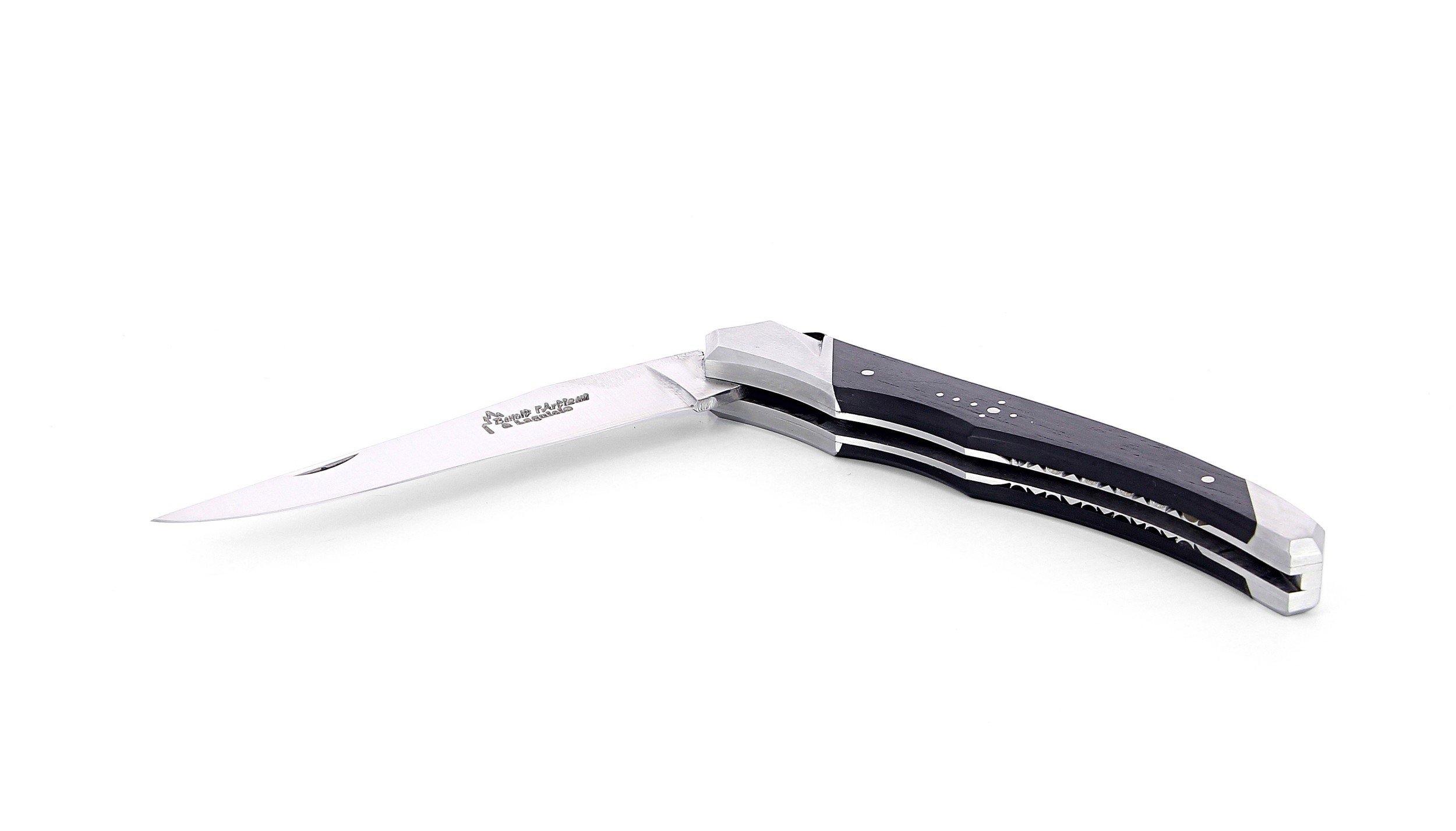 Laguiole Tribal pliant 12 cm, platines guillochées, manche en ébène, mitres inox brossées