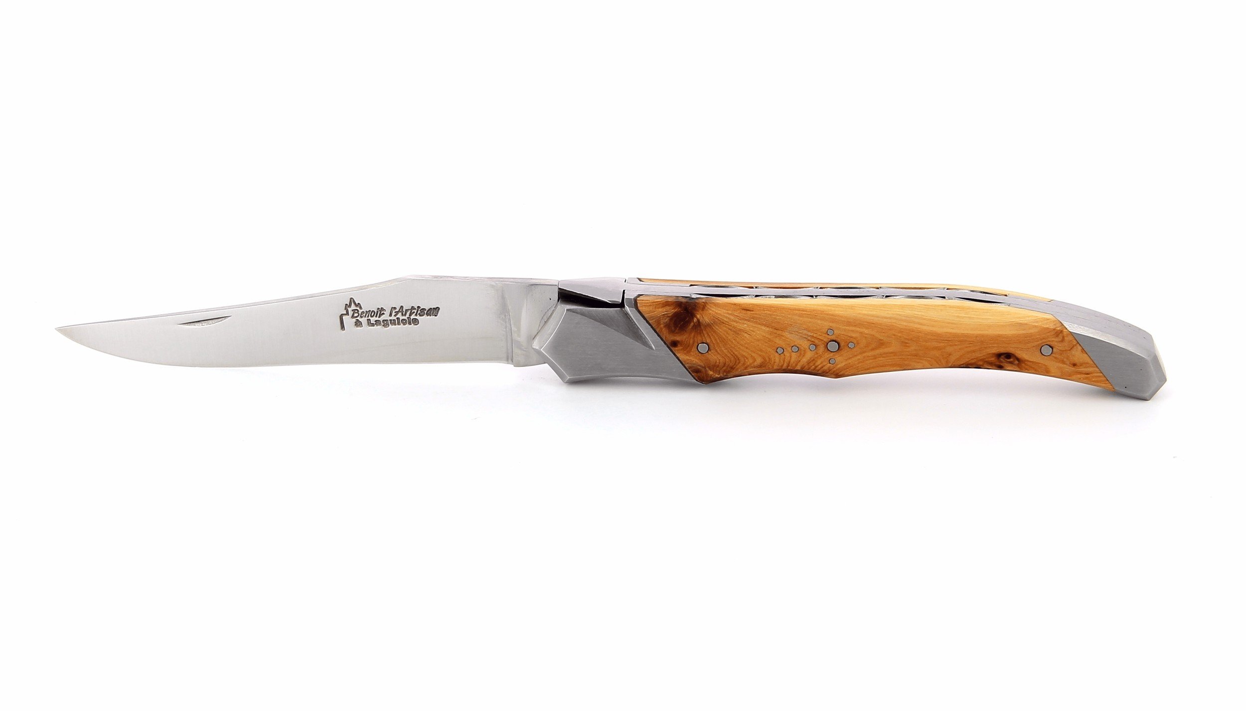 Laguiole Tribal pliant 12 cm, platines guillochées, manche en genévrier, mitres inox brossées