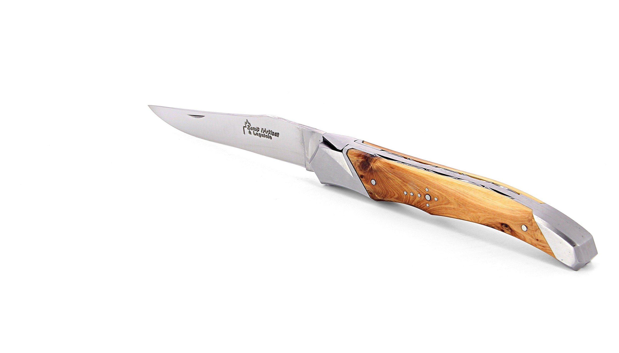 Laguiole Tribal pliant 12 cm, platines guillochées, manche en genévrier, mitres inox brossées