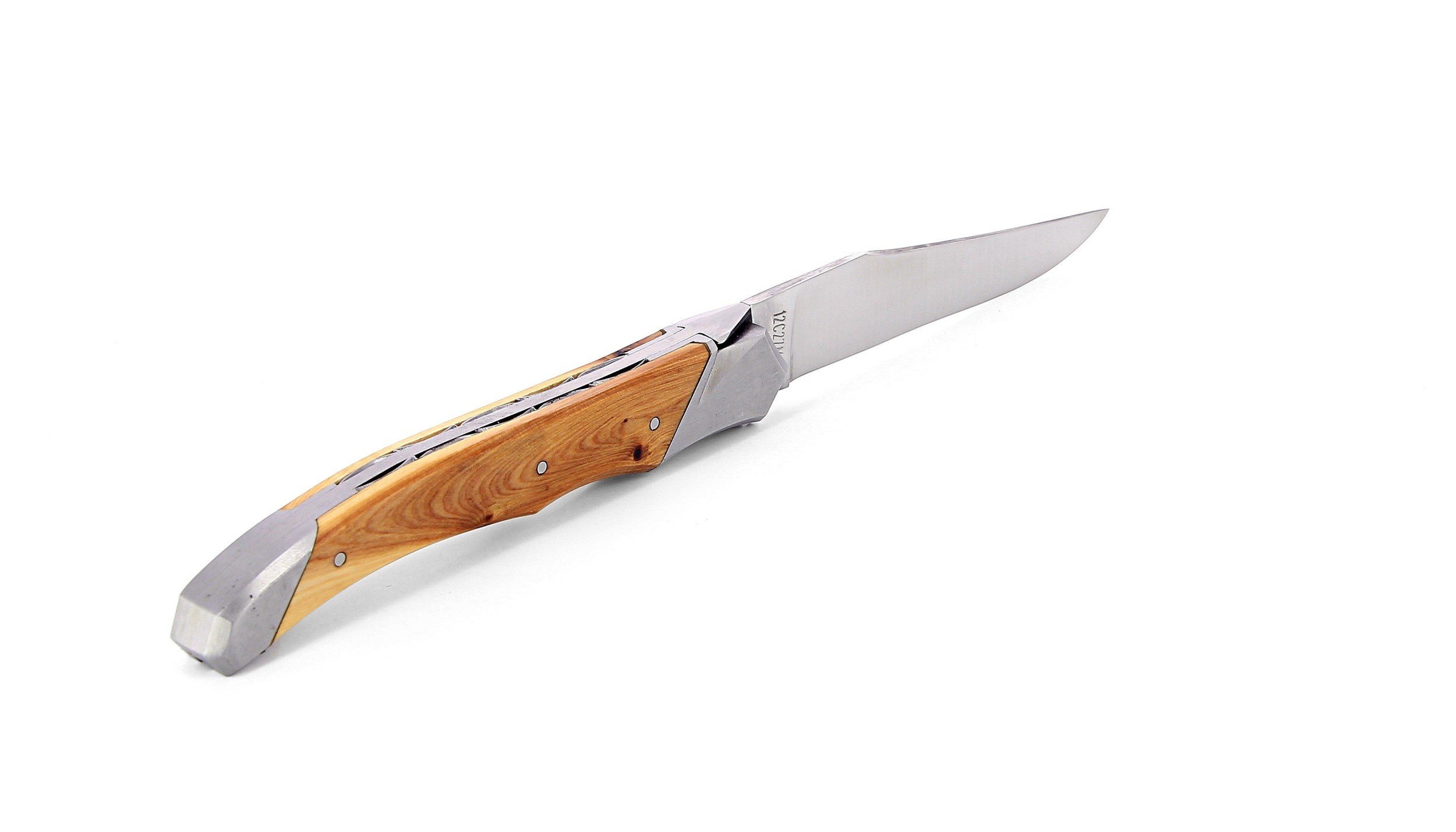Laguiole Tribal pliant 12 cm, platines guillochées, manche en genévrier, mitres inox brossées