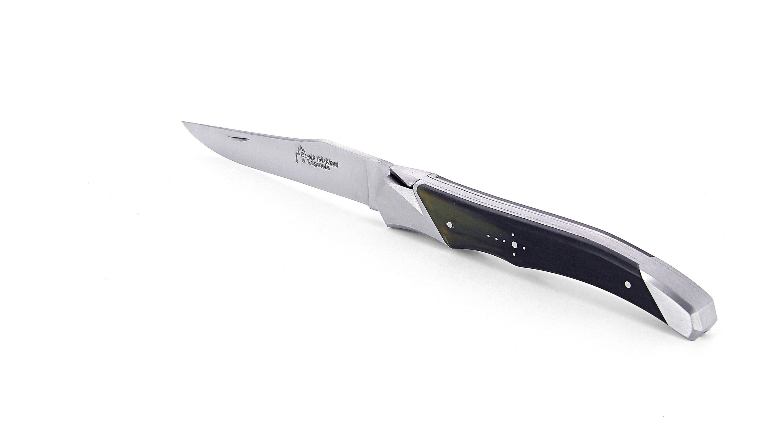 Laguiole Tribal pliant 12 cm, platines lisses, manche en corne de vache Aubrac, mitres inox brossées