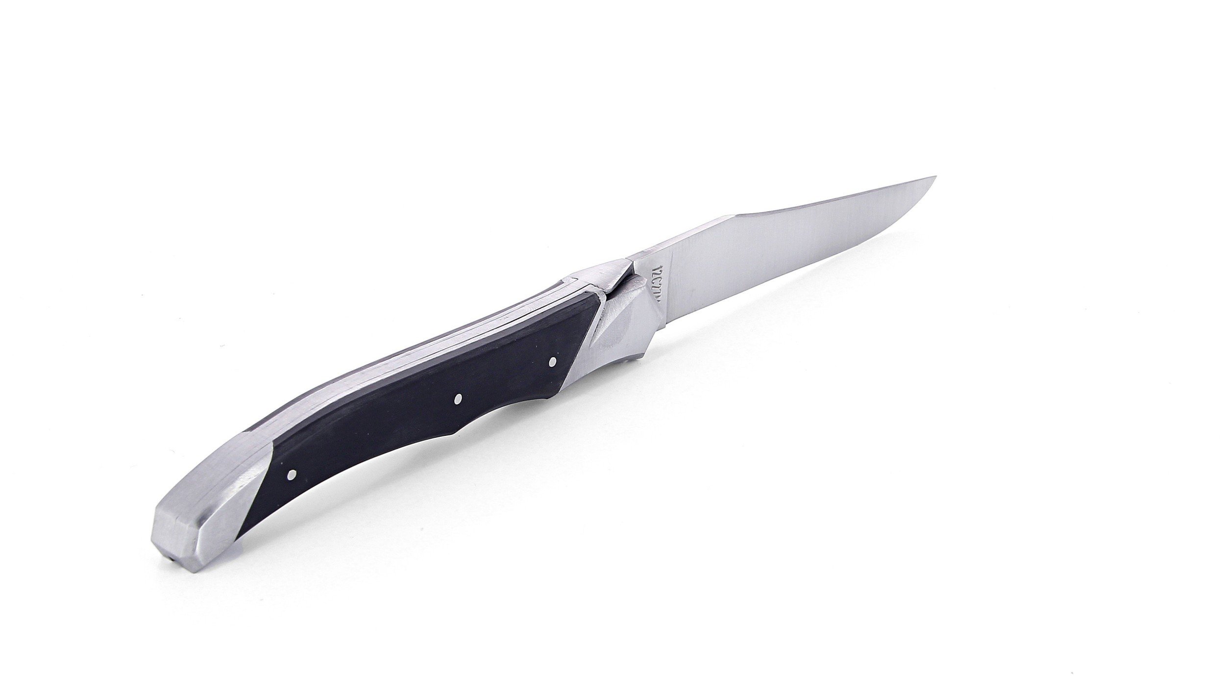 Laguiole Tribal pliant 12 cm, platines lisses, manche en corne de vache Aubrac, mitres inox brossées