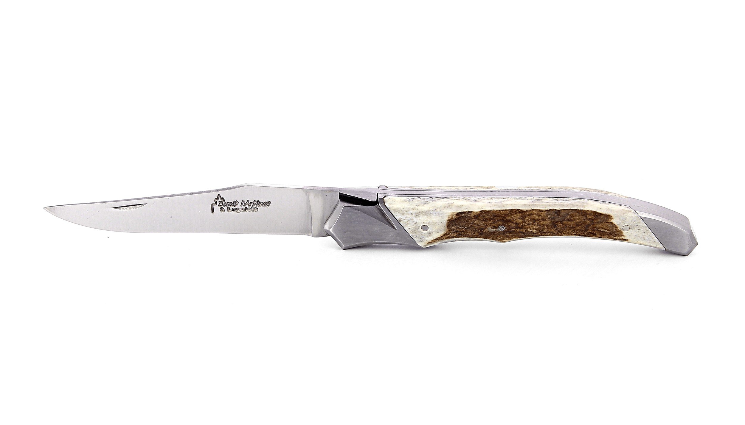 Laguiole Tribal pliant 12 cm, platines lisses, manche en bois de cerf, mitres inox brossées