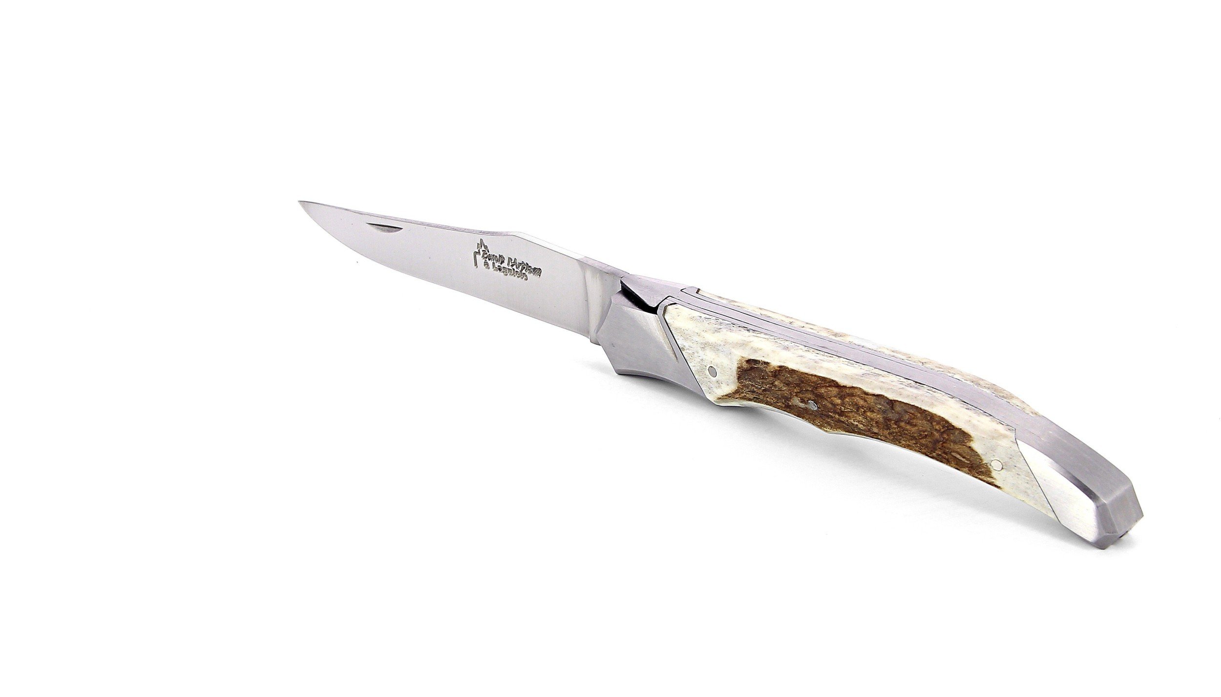 Laguiole Tribal pliant 12 cm, platines lisses, manche en bois de cerf, mitres inox brossées