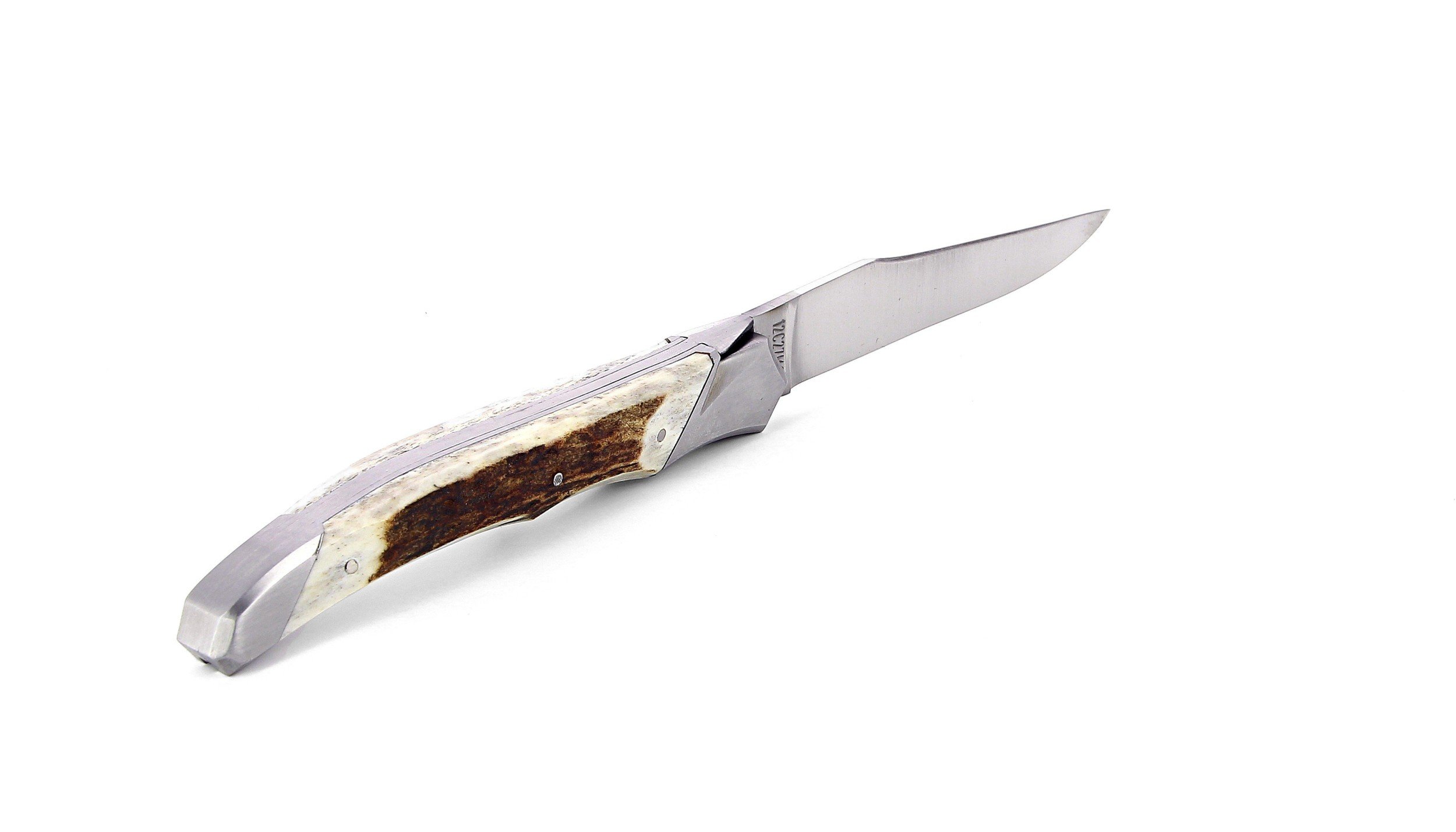 Laguiole Tribal pliant 12 cm, platines lisses, manche en bois de cerf, mitres inox brossées