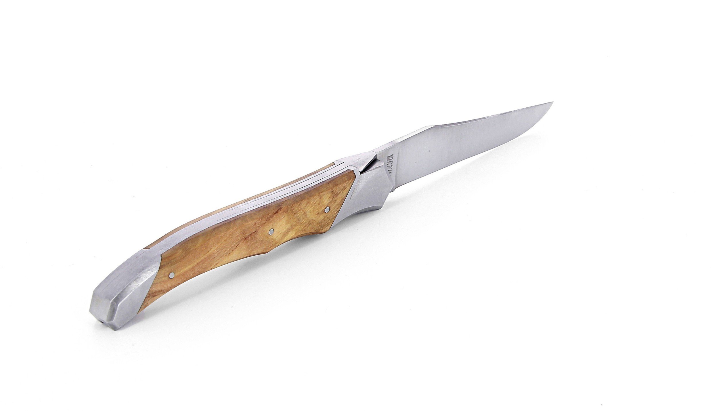 Laguiole Tribal pliant 12 cm, platines lisses, manche en olivier, mitres inox brossées