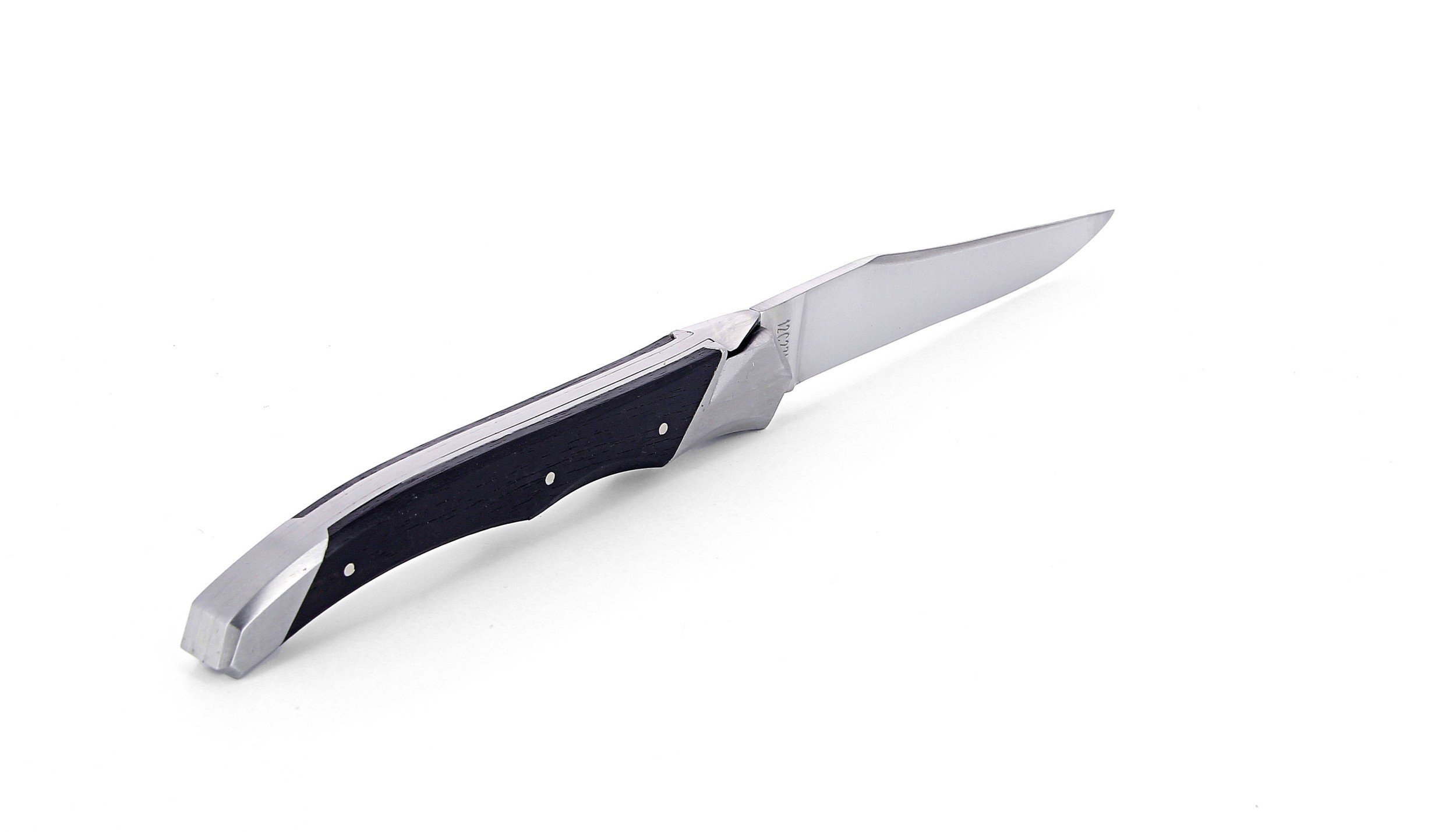 Laguiole Tribal pliant 12 cm, platines lisses, manche en ébène, mitres inox brossées