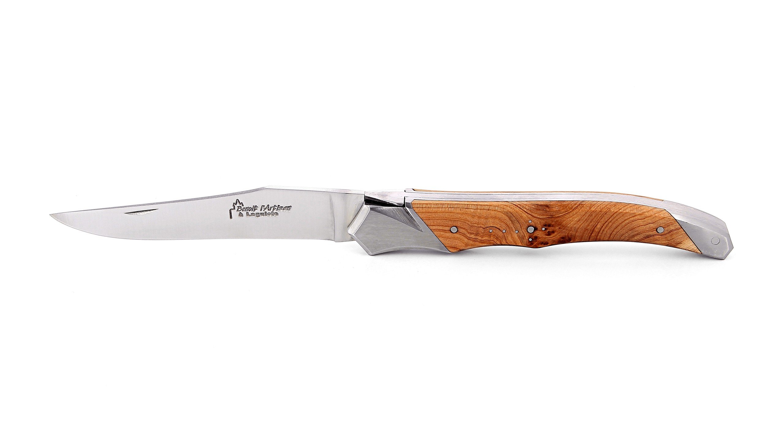 Laguiole Tribal pliant 12 cm, platines lisses, manche en genévrier, mitres inox brossées