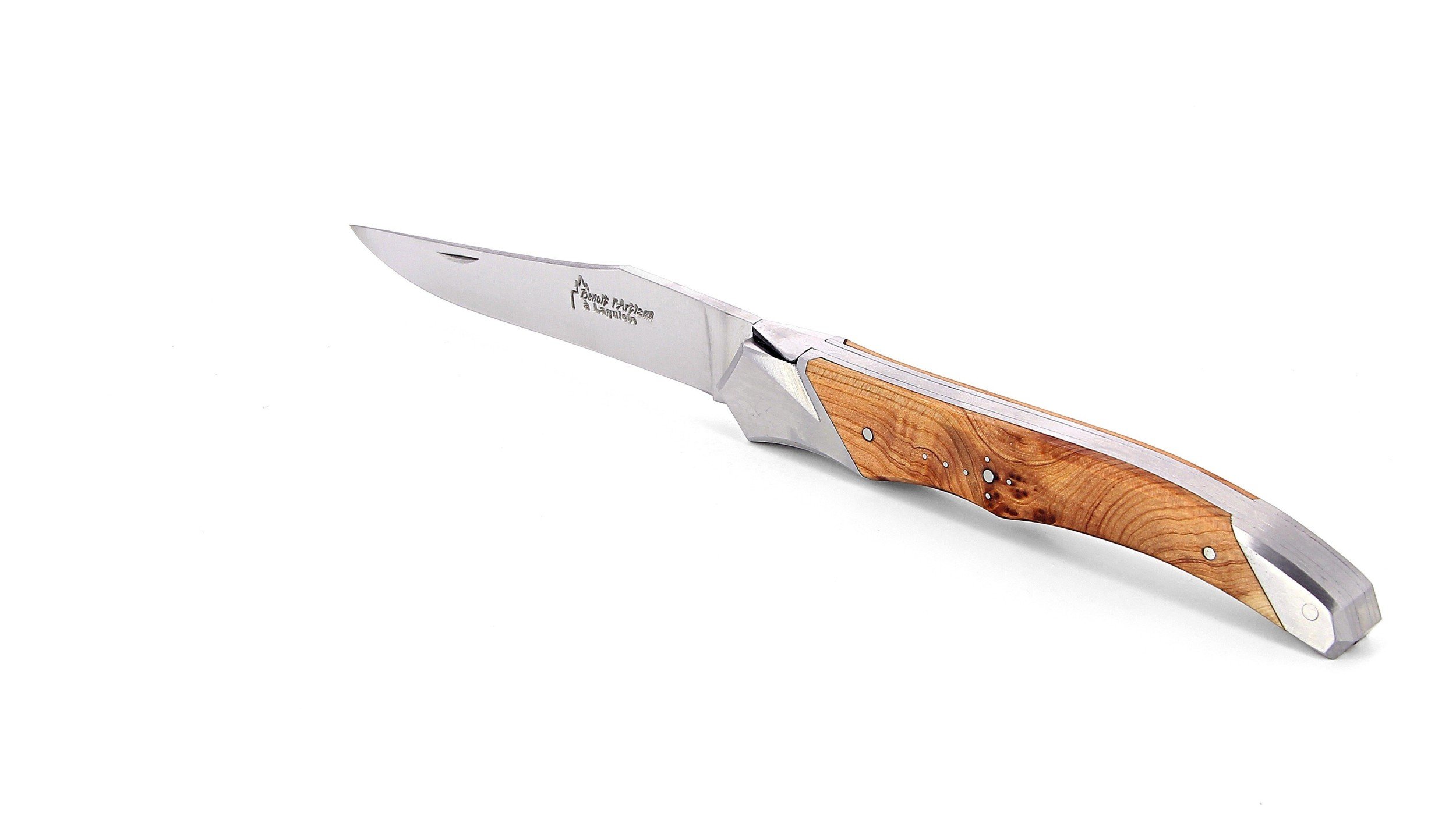 Laguiole Tribal pliant 12 cm, platines lisses, manche en genévrier, mitres inox brossées
