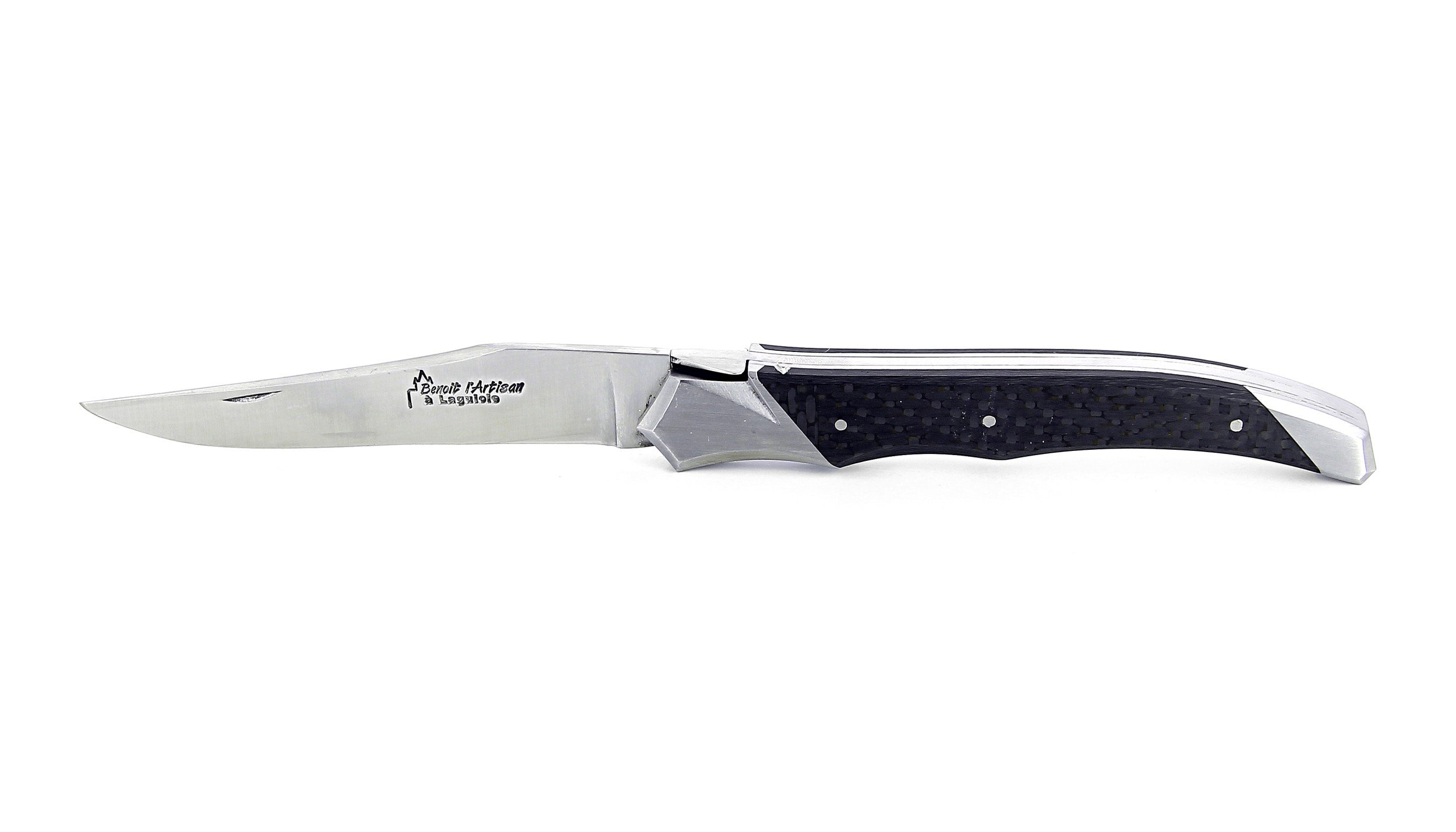 Laguiole Tribal pliant 12 cm, platines lisses, manche en fibre de carbone, mitres inox brossées