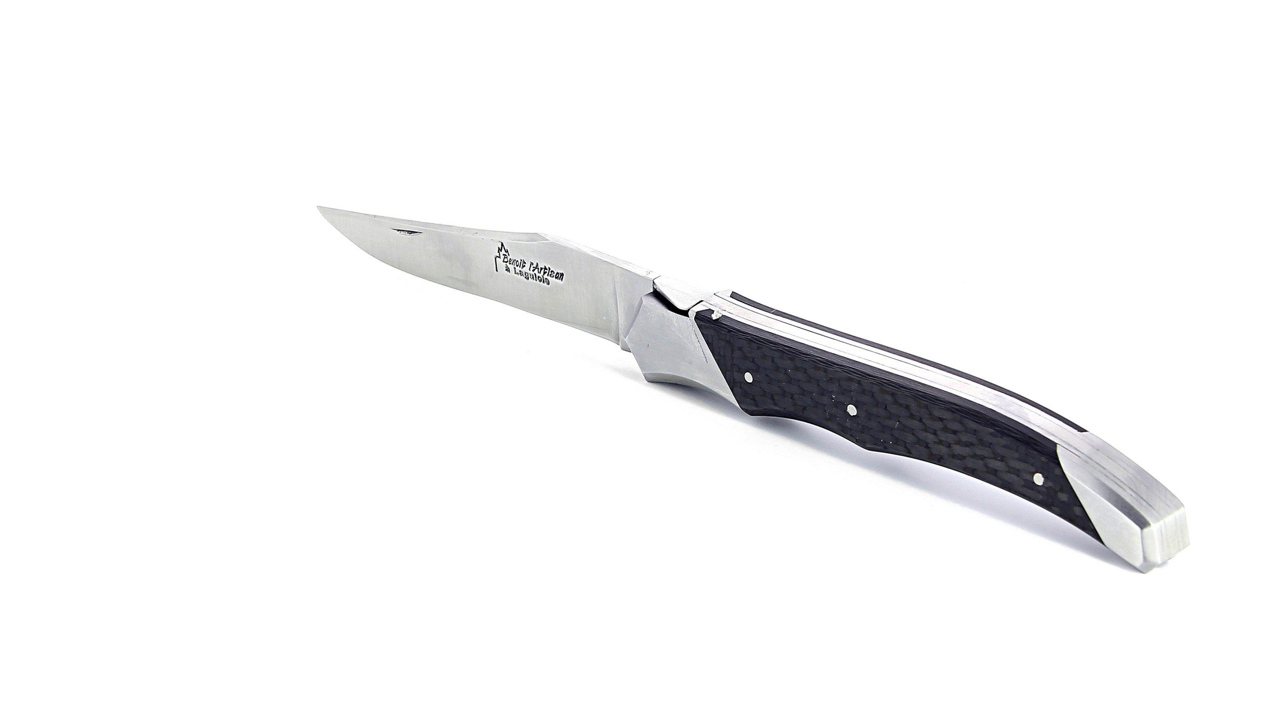 Laguiole Tribal pliant 12 cm, platines lisses, manche en fibre de carbone, mitres inox brossées