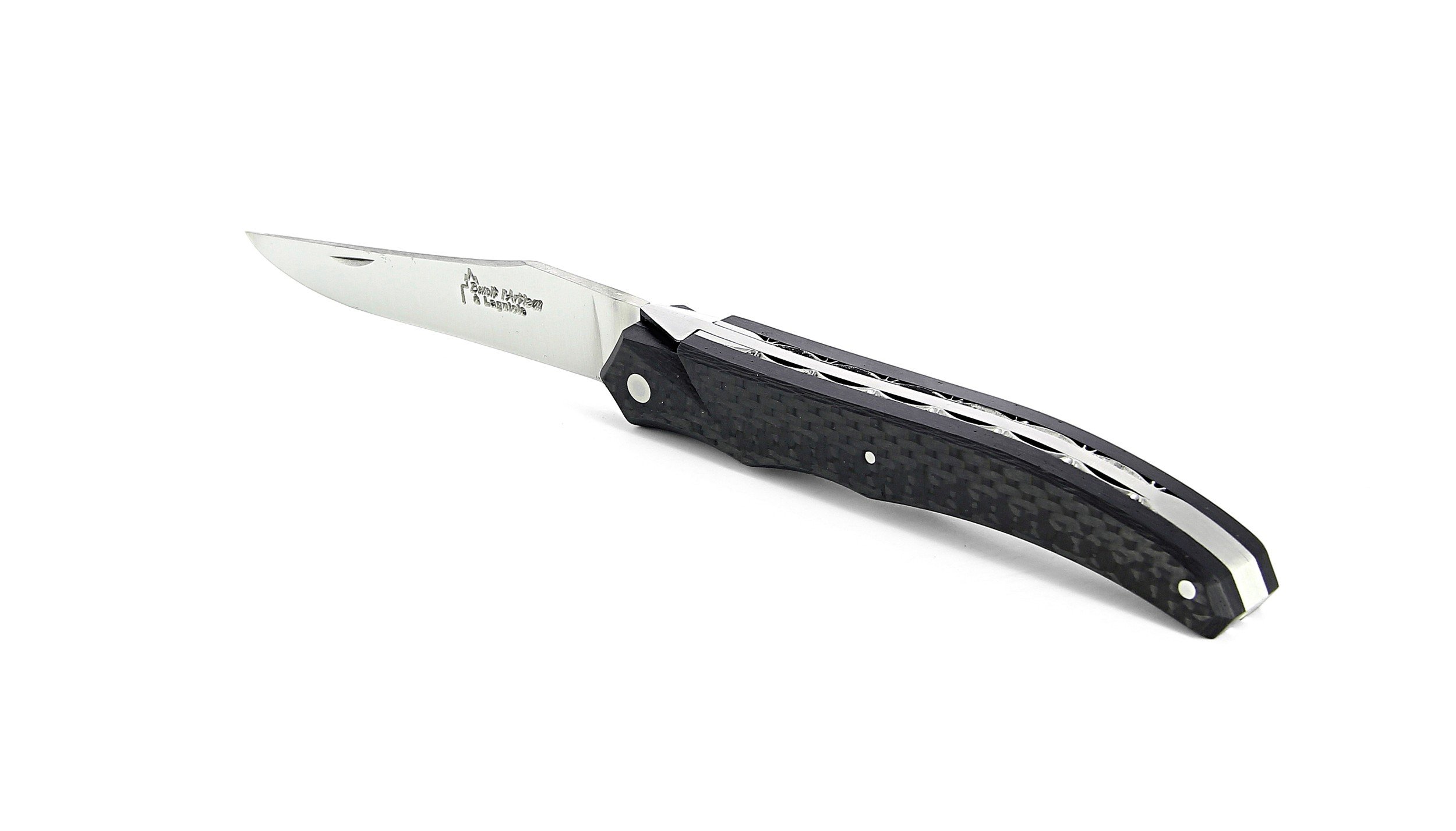 Laguiole Tribal pliant 12 cm, platines inox guillochées, plein manche en fibre de carbone