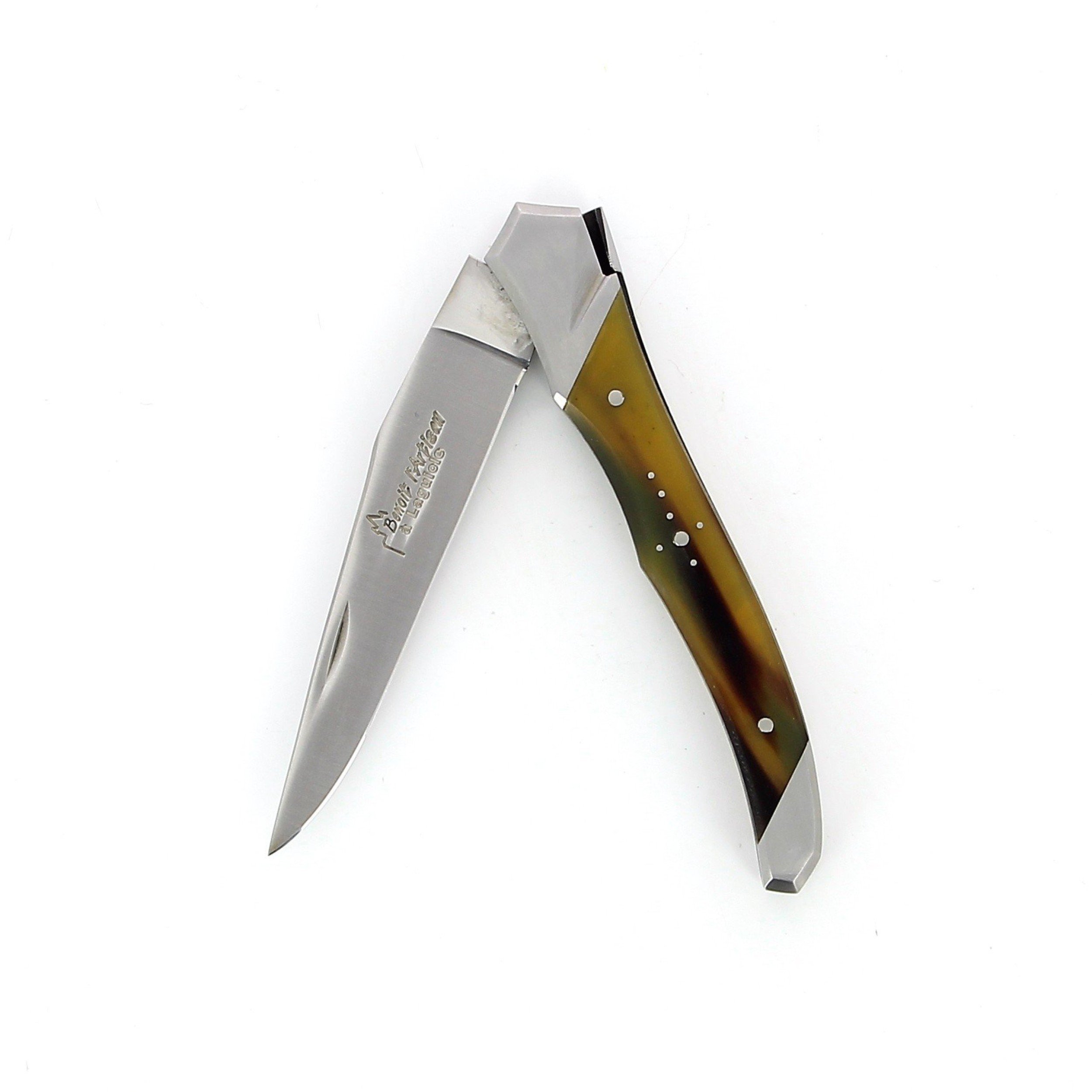 Laguiole Tribal pliant 10 cm, platines lisses, manche en corne de vache Aubrac, mitres inox brossées