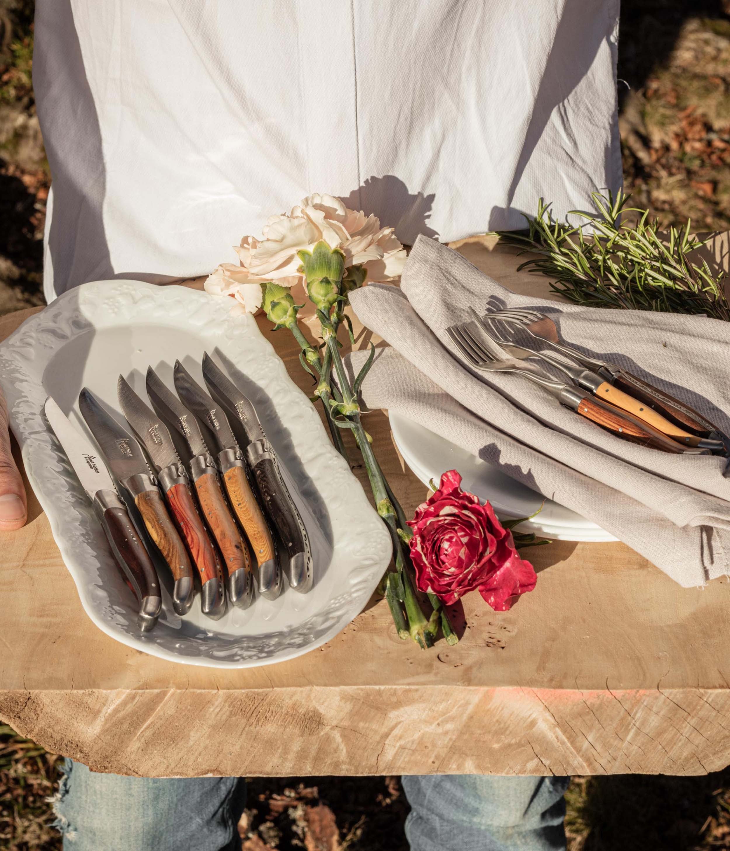 Coffret de 6 couteaux de table de Laguiole, manche en bois du monde, mitres inox brossées