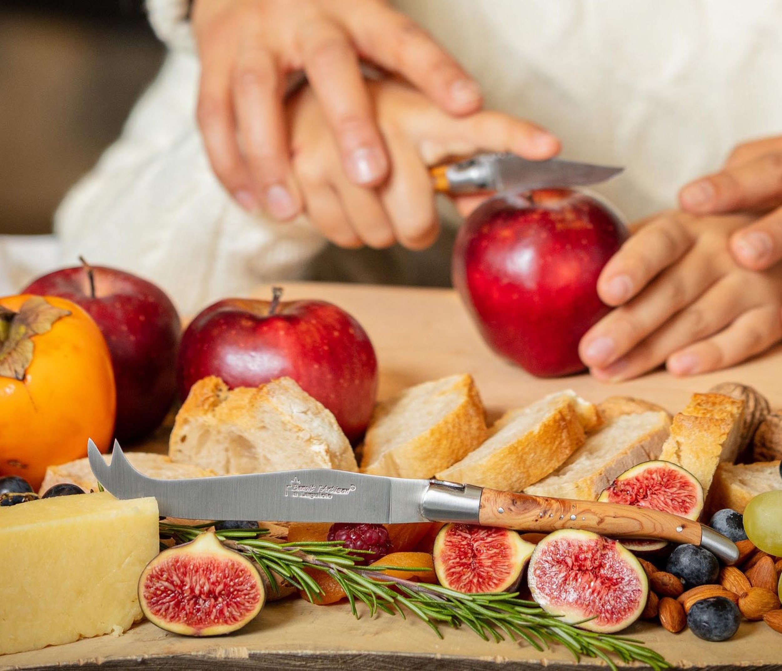 Couteau à fromage de Laguiole, manche en genévrier, mitres inox brossées