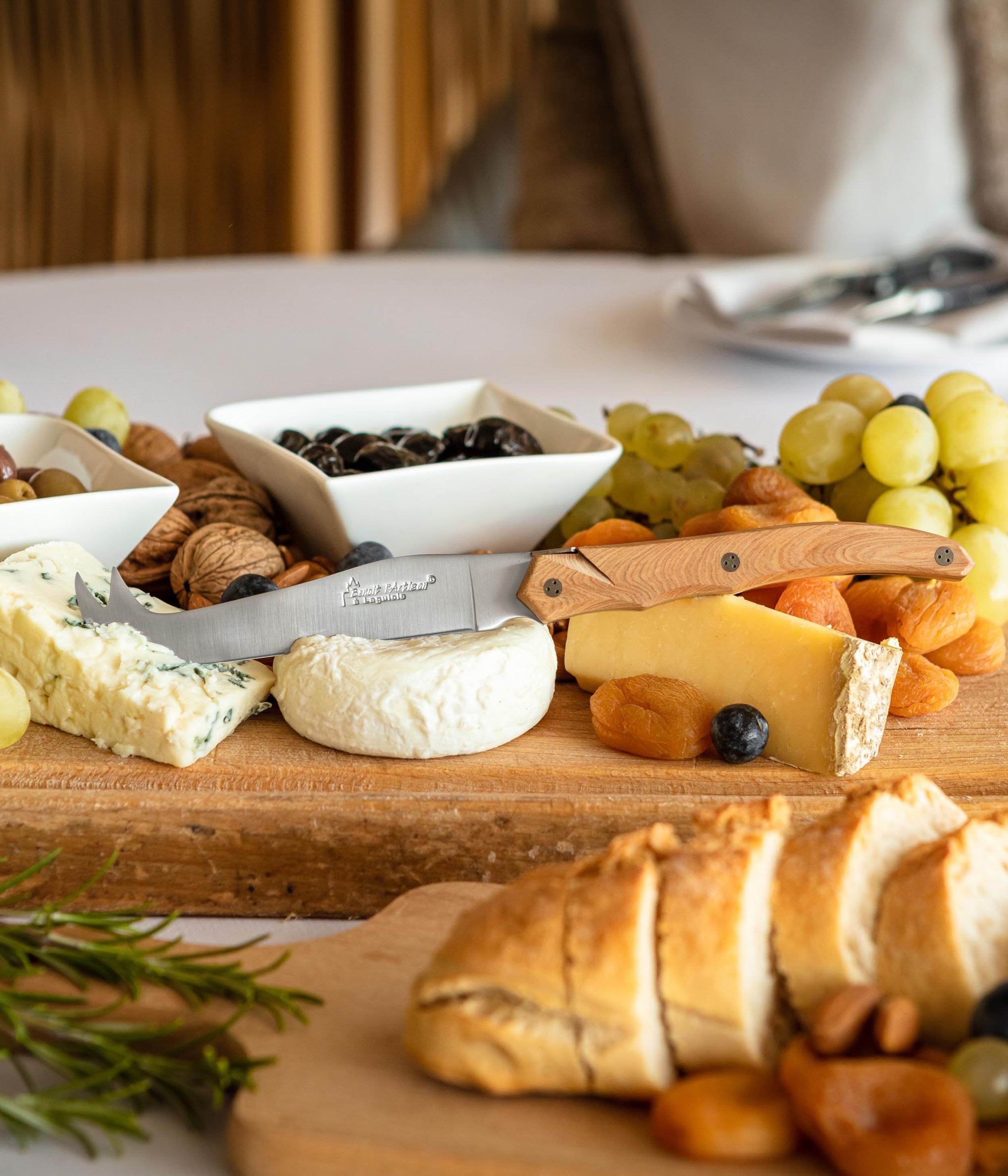 Couteau à fromage de Laguiole Tribal, plein manche en genévrier, platines inox