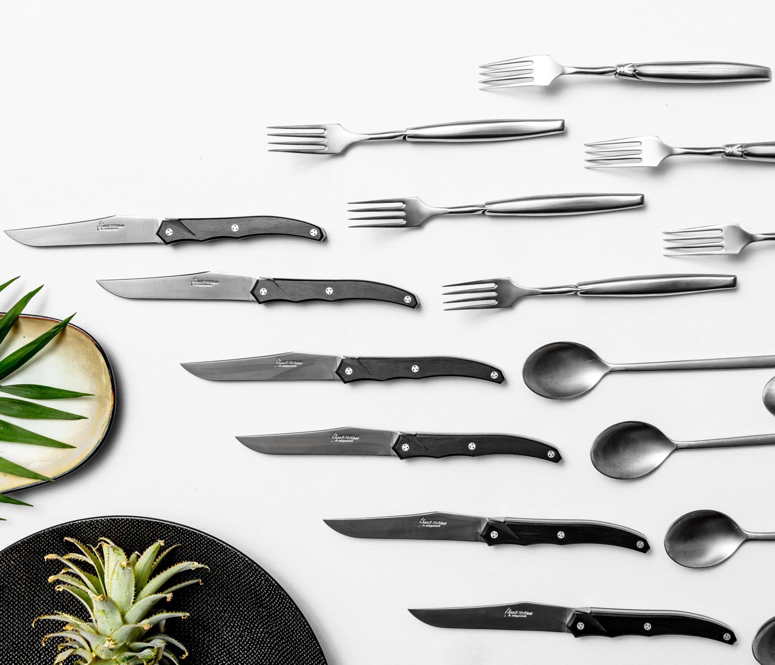 Coffret de 6 couteaux de table de Laguiole Tribal, plein manche en ébène, platines inox