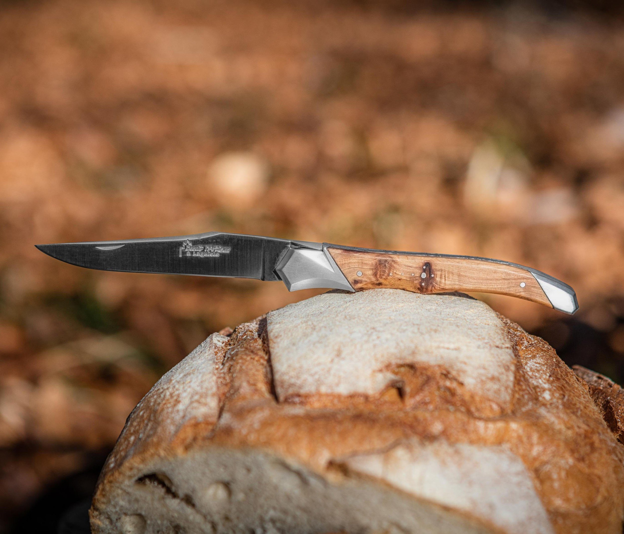 Laguiole Tribal pliant 12 cm, platines guillochées, manche en genévrier, mitres inox brossées