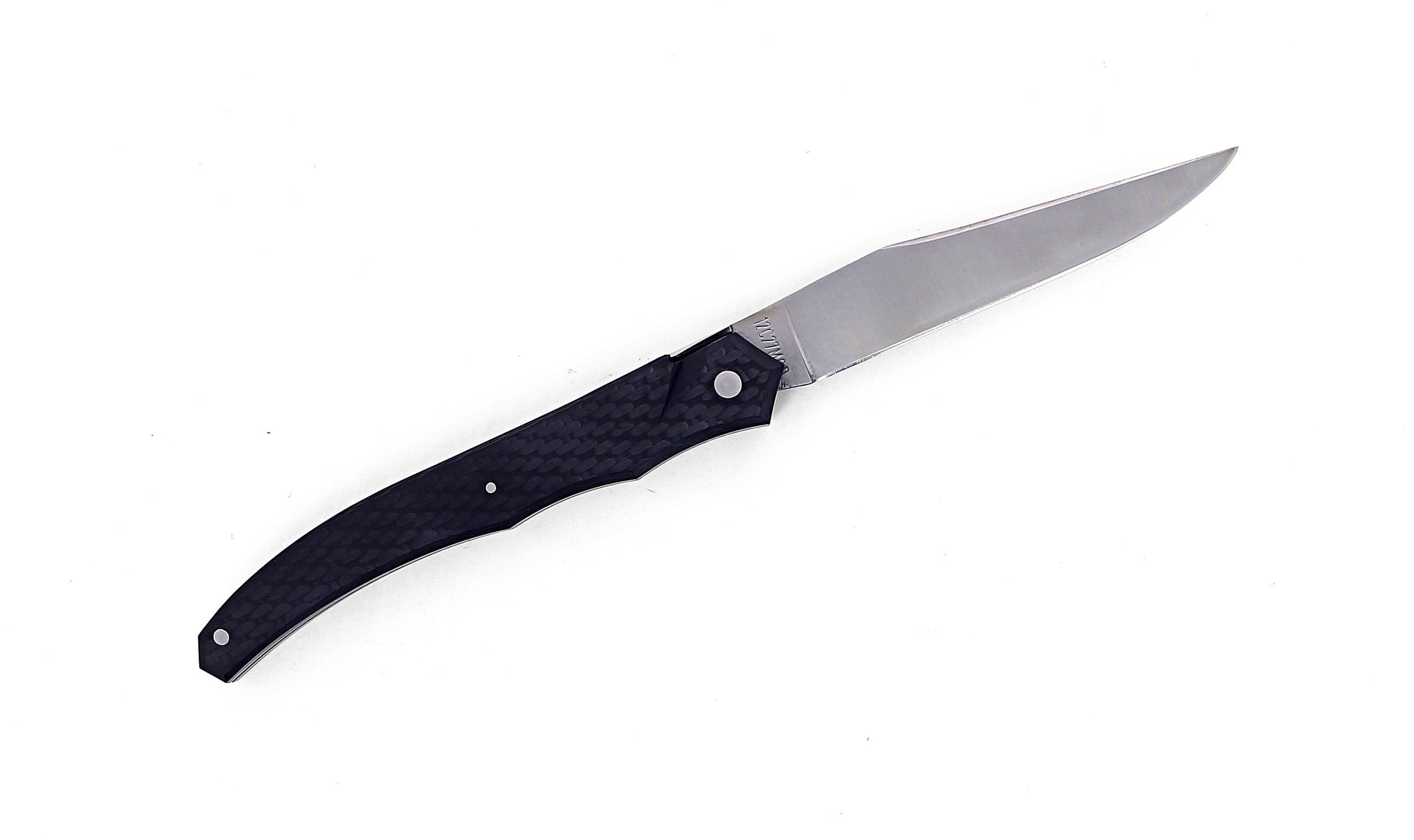 aguiole Tribal pliant 12 cm, platines inox lisses, plein manche en fibre de carbone