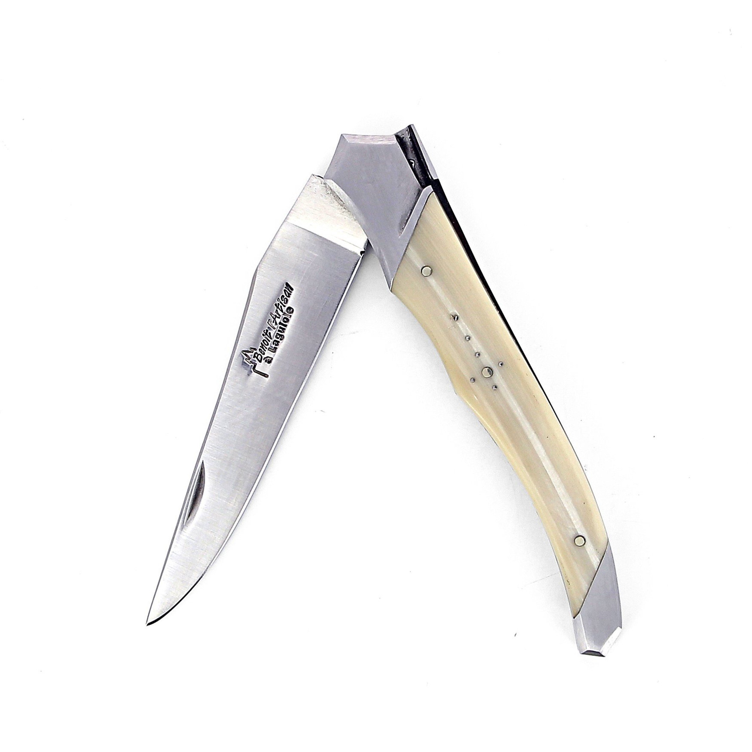 Laguiole Tribal pliant 12 cm, platines guillochées, manche en corne massive blonde, mitres inox brossées