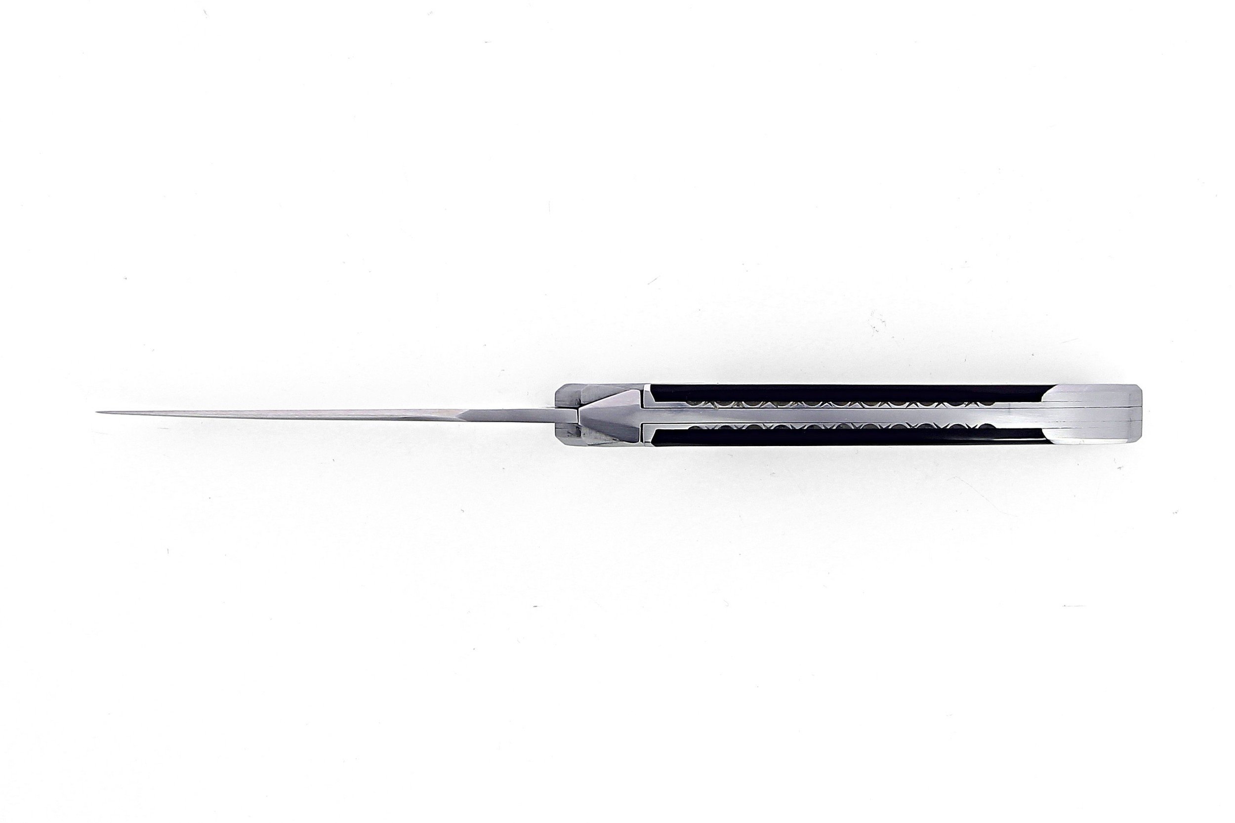 Laguiole Tribal pliant 12 cm, platines guillochées, manche en corne massive noire, mitres inox brossées