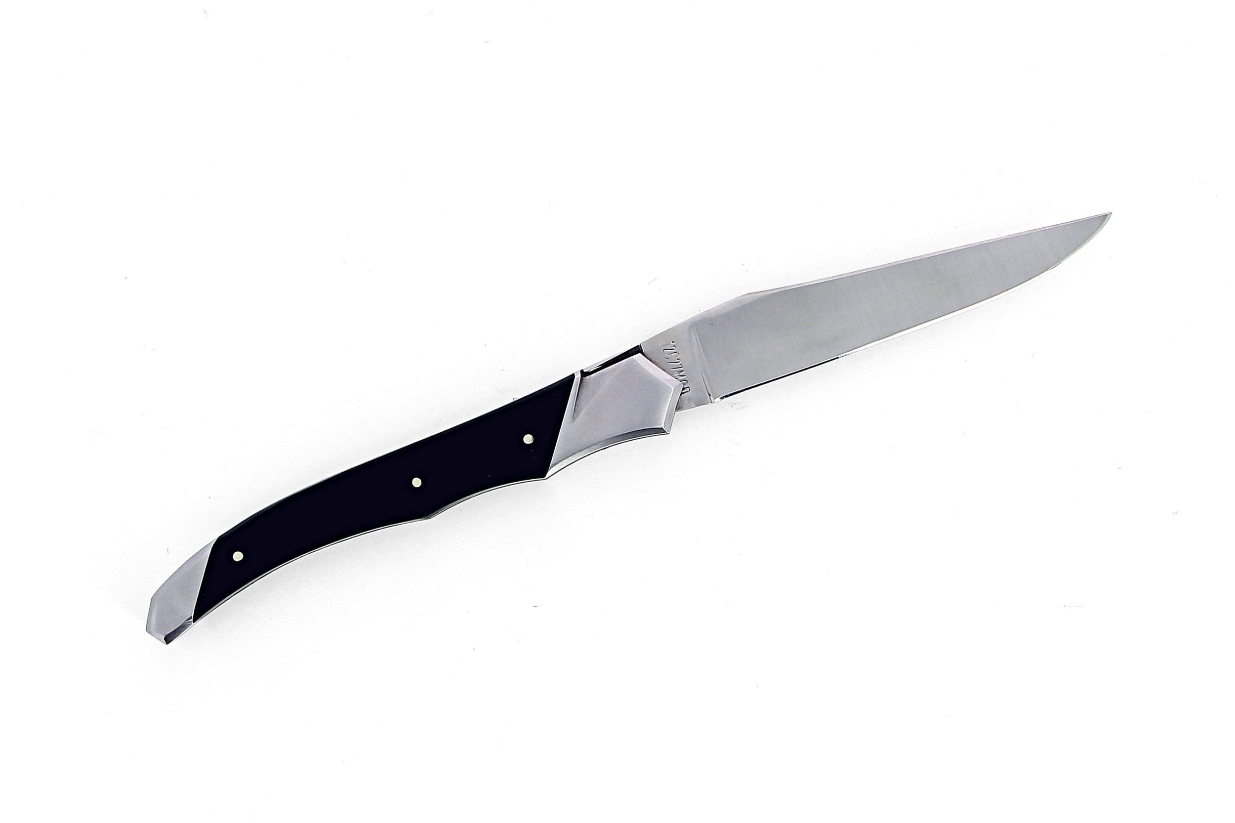 Laguiole Tribal pliant 12 cm, platines guillochées, manche en corne massive noire, mitres inox brossées