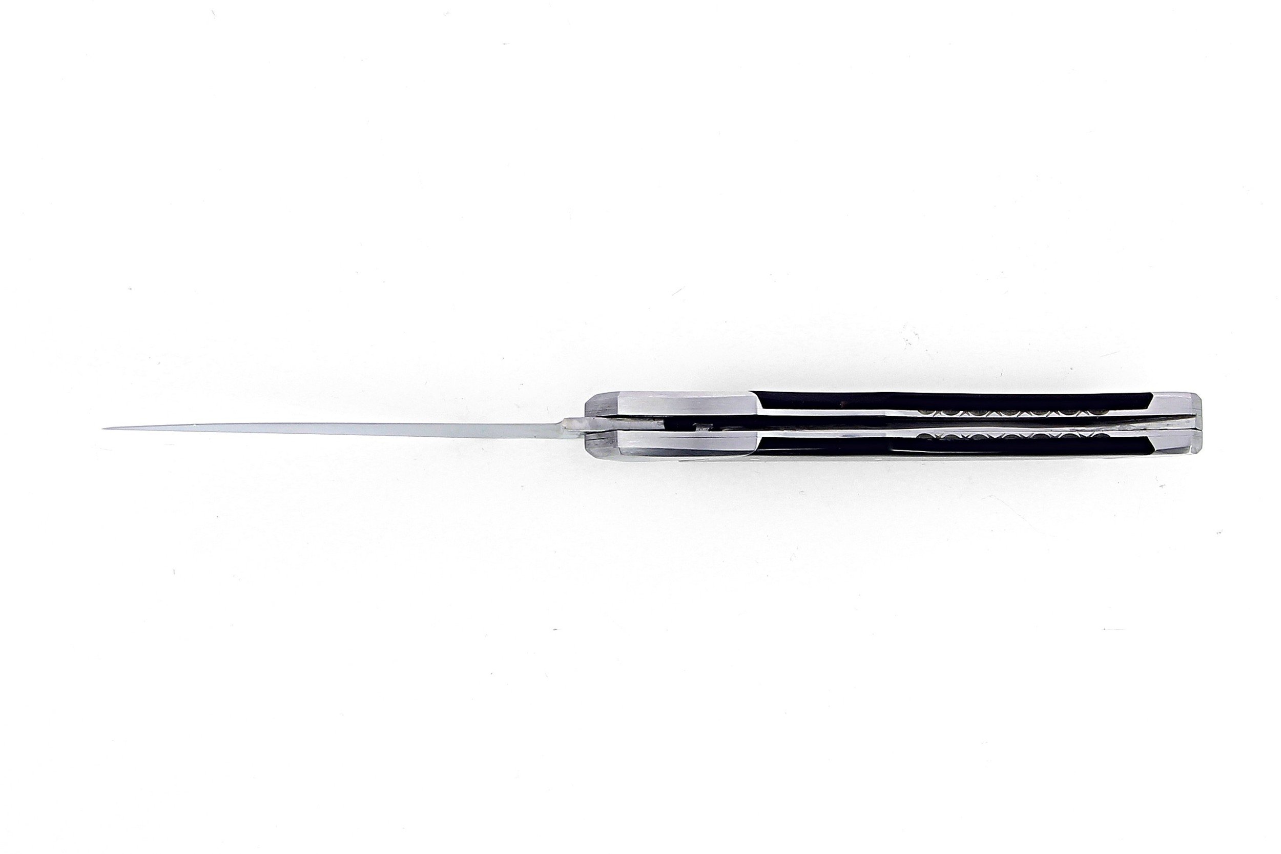 Laguiole Tribal pliant 12 cm, platines guillochées, manche en corne massive noire, mitres inox brossées