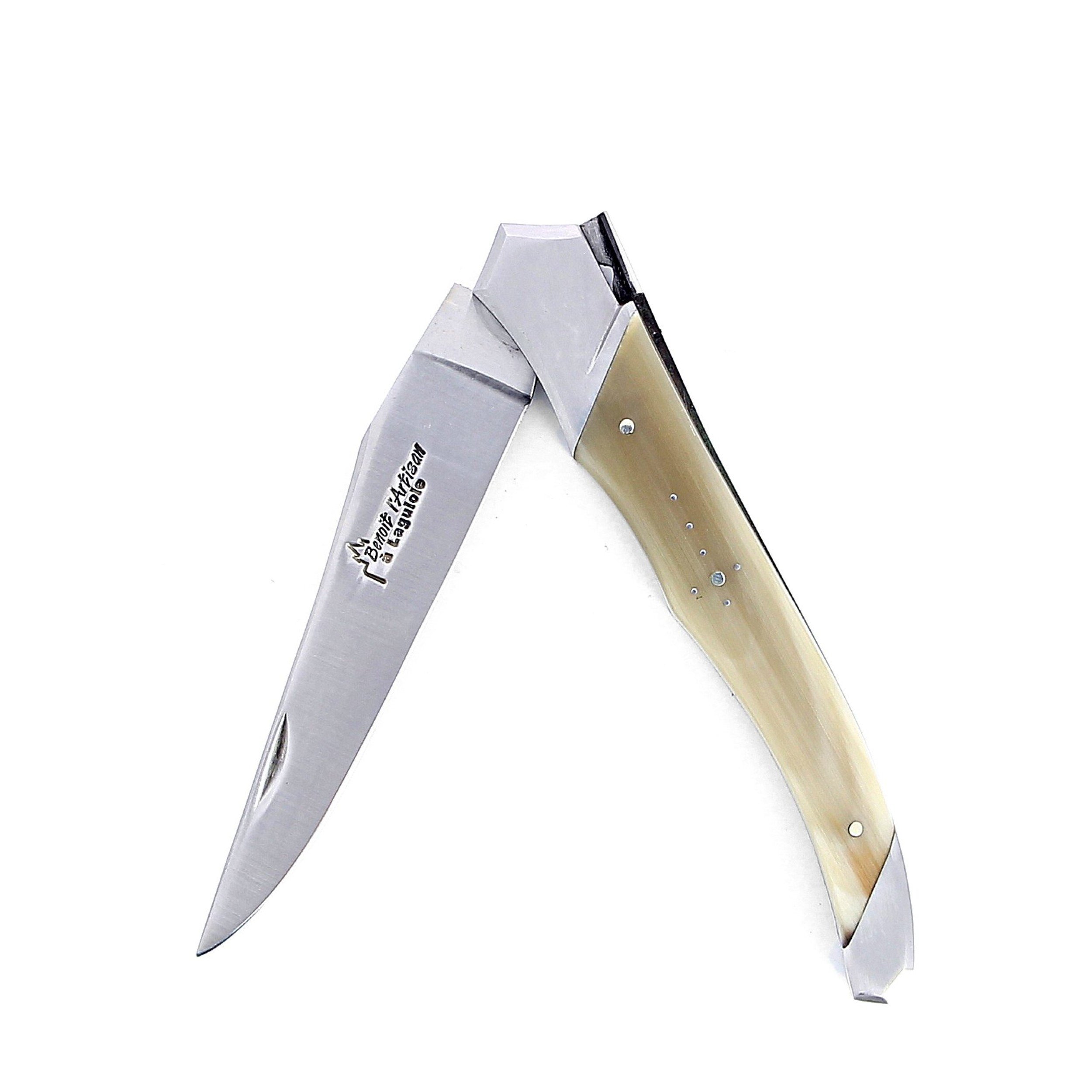 Laguiole Tribal pliant 12 cm, platines lisses, manche en corne massive blonde, mitres inox brossées