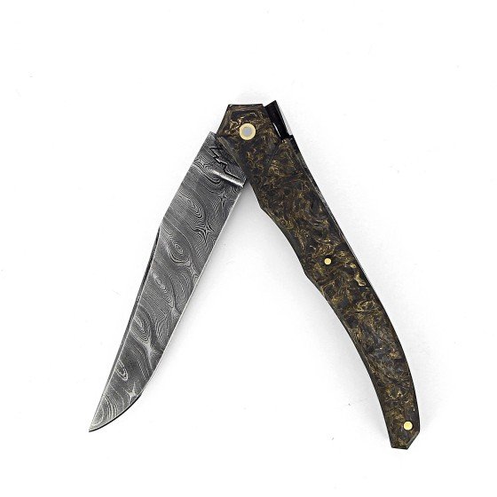 Couteau de Laguiole Tribal pliant 12cm, platines guillochées, plein manche en fibre de carbone dorée, lame Damas carbone torsadée
