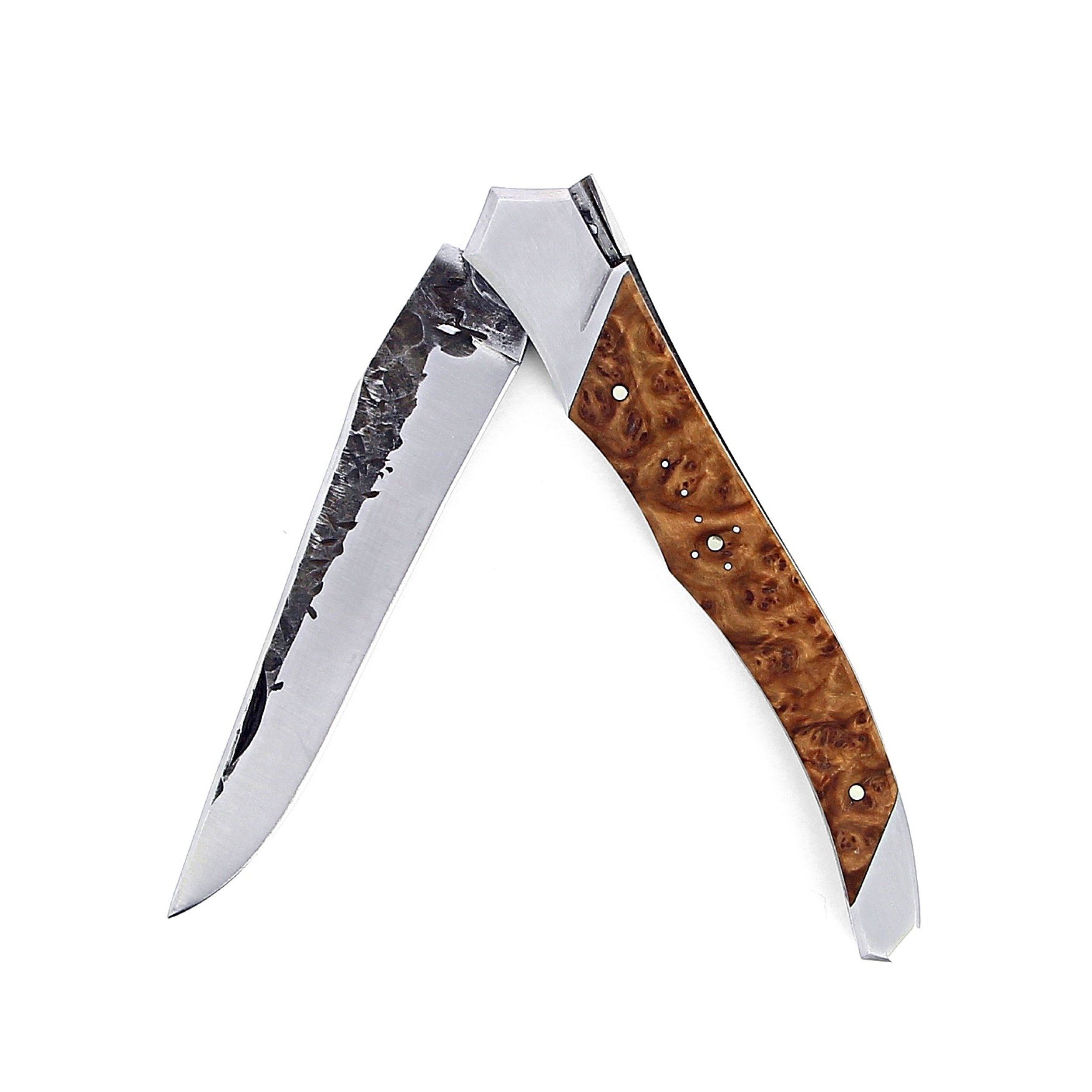 Laguiole Tribal pliant 12 cm, platines guillochées, manche en loupe de Brown Mallet, mitres inox brossées, lame brute de forge