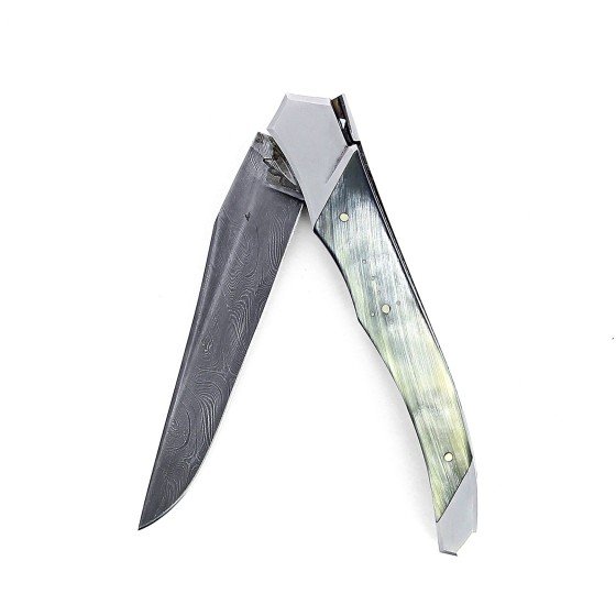 Laguiole Tribal pliant 12 cm, platines guillochées, manche en corne de vache Aubrac, mitres inox brossées, lame Damas carbone torsadée