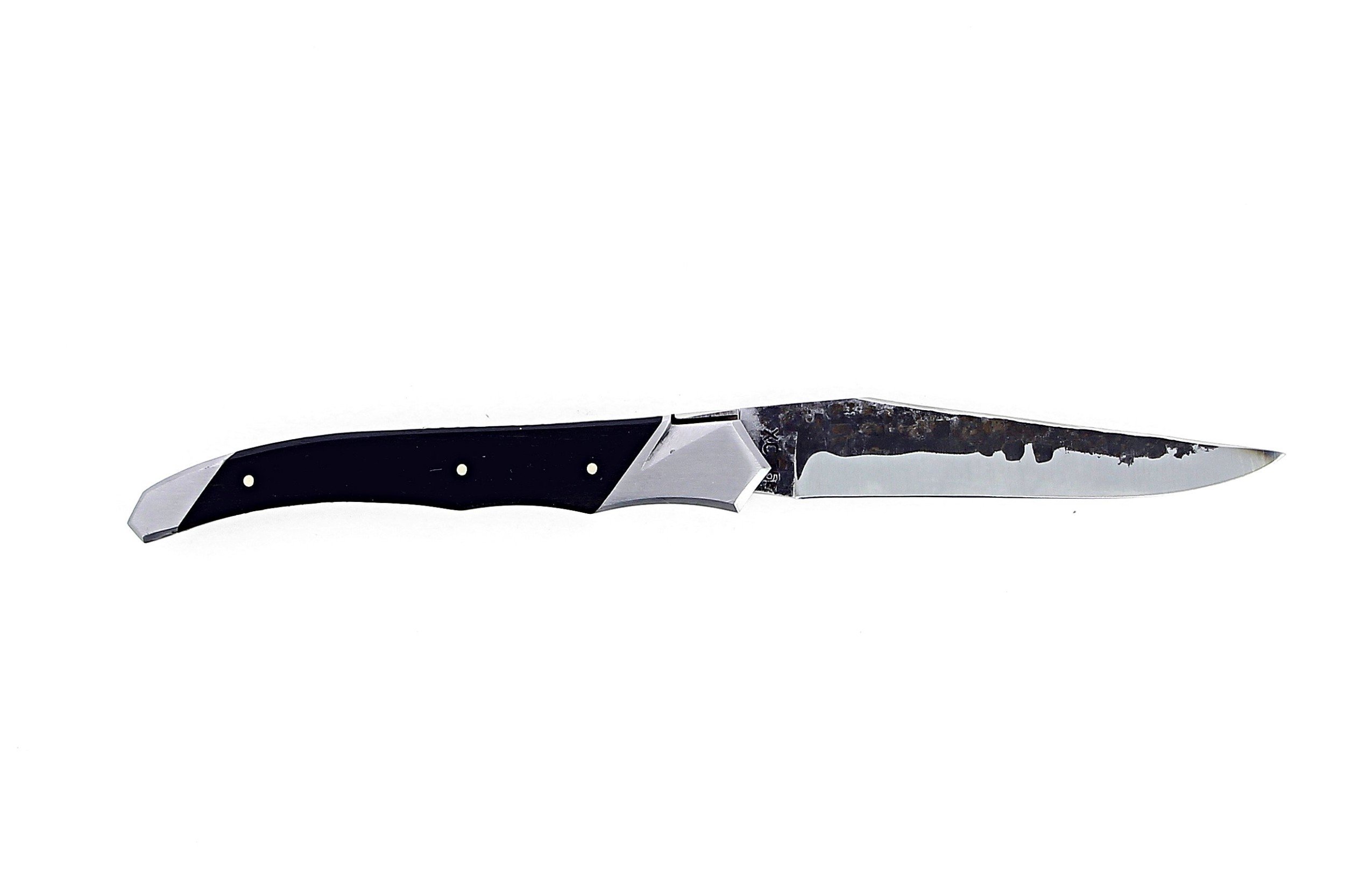Couteau de Laguiole Tribal pliant 12 cm, platines guillochées, manche en ébène, mitres inox brossées, lame brute de forge
